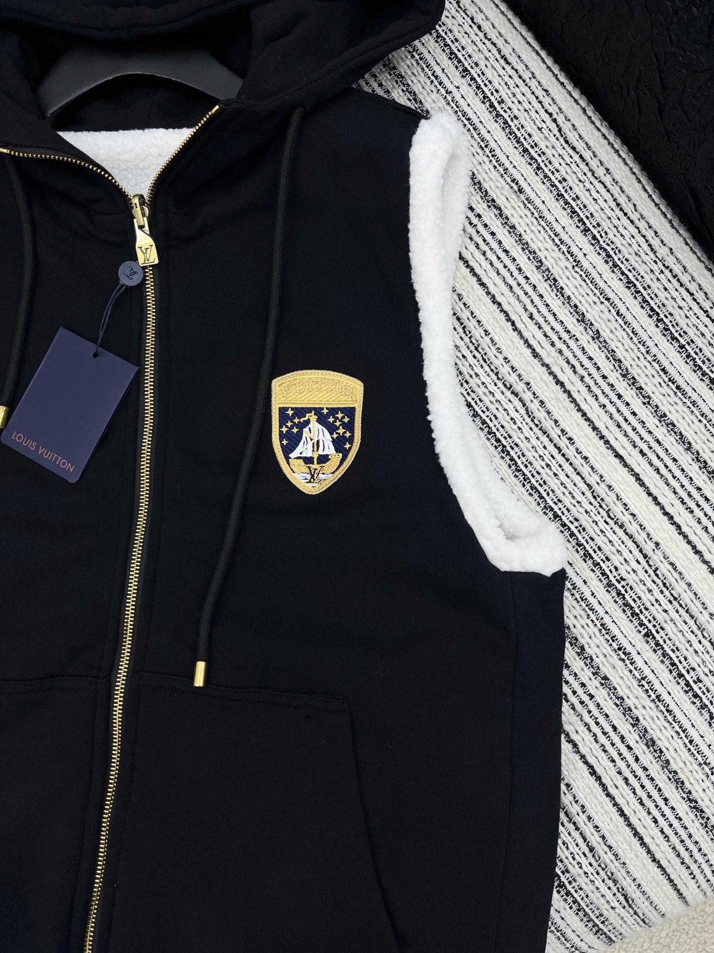 🛒𝐍𝐄𝐖 · 𝟐𝟎𝟐5/爆款现货原版订制 Lv｜25秋冬羊羔毛双面穿带帽马甲外套极简主义设计高级又时髦！