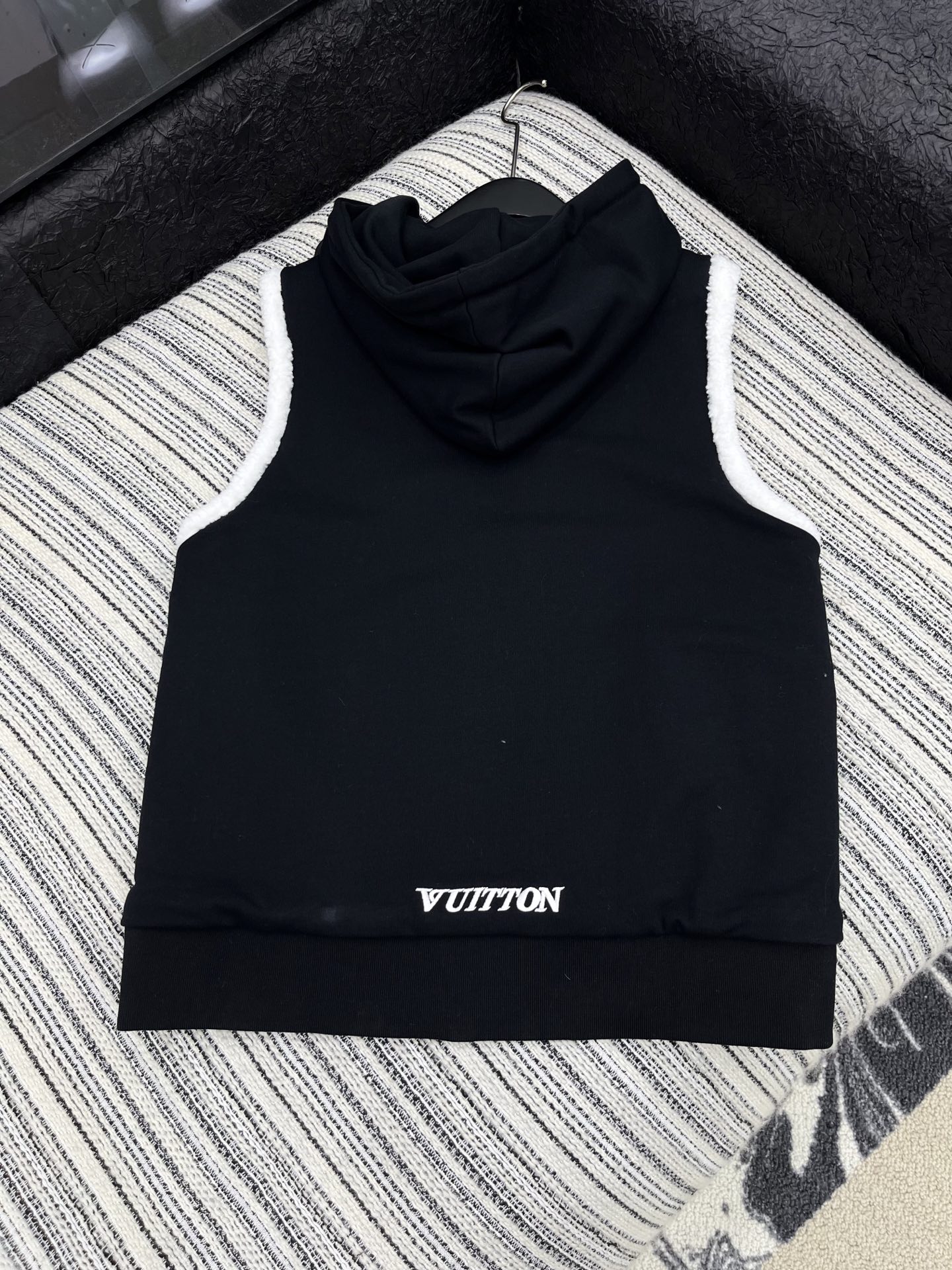 🛒𝐍𝐄𝐖 · 𝟐𝟎𝟐5/爆款现货原版订制 Lv｜25秋冬羊羔毛双面穿带帽马甲外套极简主义设计高级又时髦！