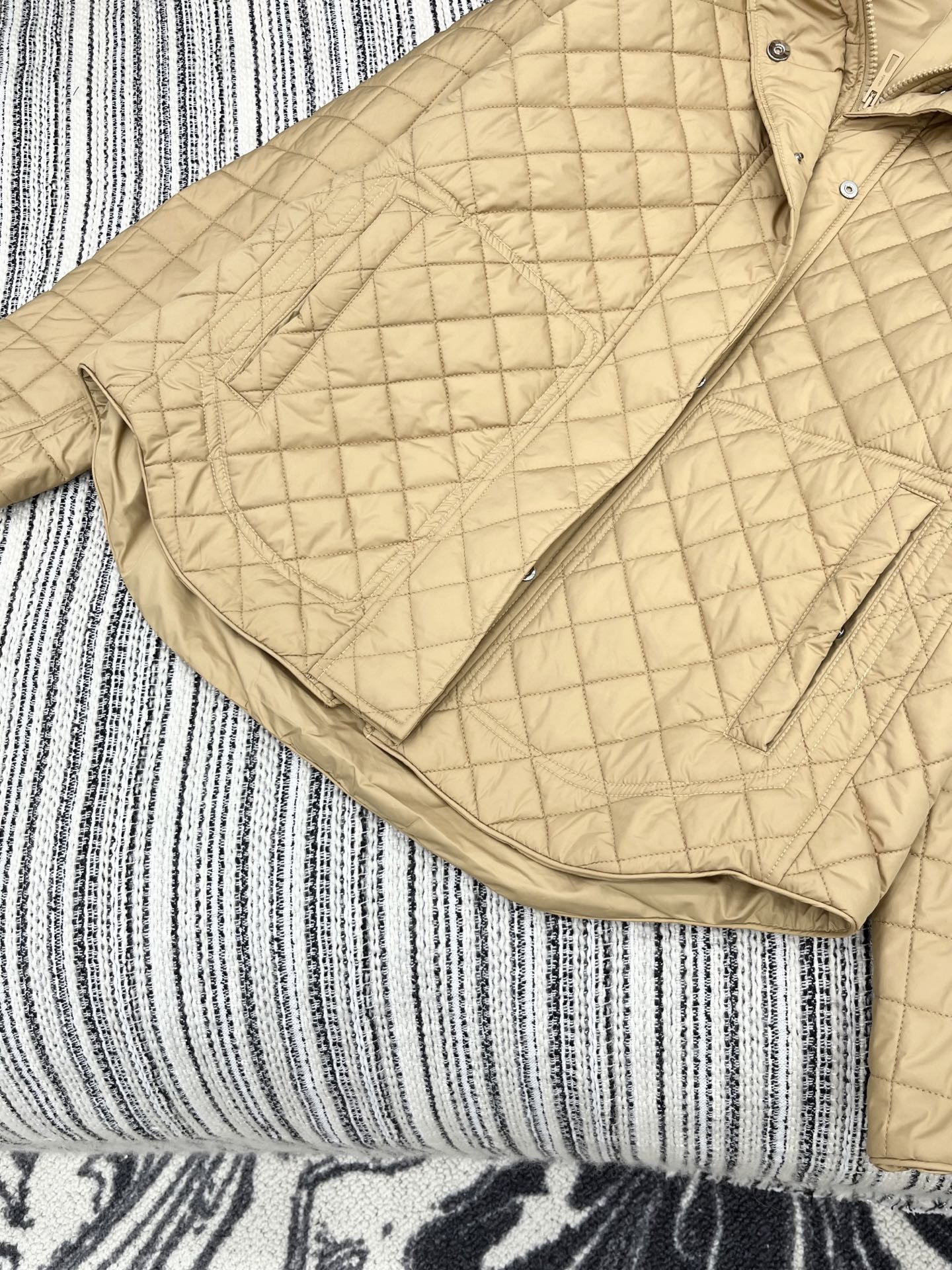 🛒𝐍𝐄𝐖 · 𝟐𝟎𝟐5/爆款现货【原版定制】Her*｜25秋冬新品带帽拉链薄款棉服外套 定制拉链纽扣，云