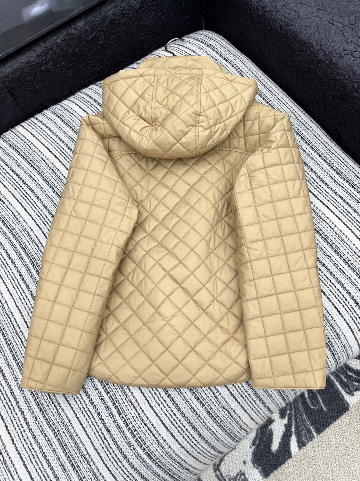 🛒𝐍𝐄𝐖 · 𝟐𝟎𝟐5/爆款现货【原版定制】Her*｜25秋冬新品带帽拉链薄款棉服外套 定制拉链纽扣，云