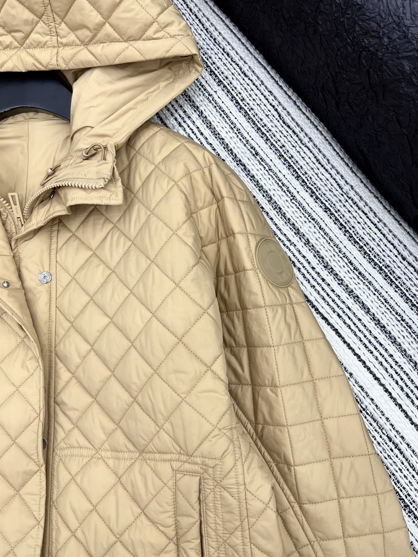 🛒𝐍𝐄𝐖 · 𝟐𝟎𝟐5/爆款现货【原版定制】Her*｜25秋冬新品带帽拉链薄款棉服外套 定制拉链纽扣，云