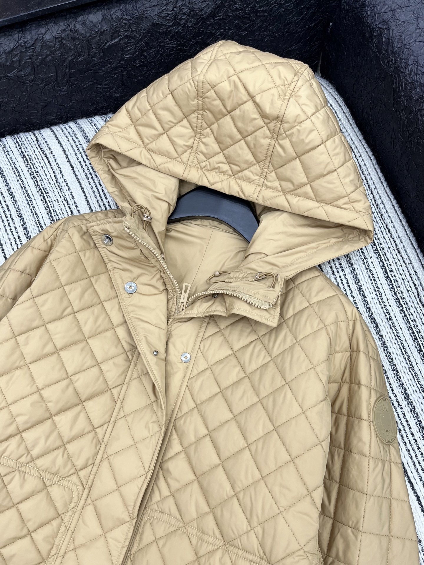 🛒𝐍𝐄𝐖 · 𝟐𝟎𝟐5/爆款现货【原版定制】Her*｜25秋冬新品带帽拉链薄款棉服外套 定制拉链纽扣，云