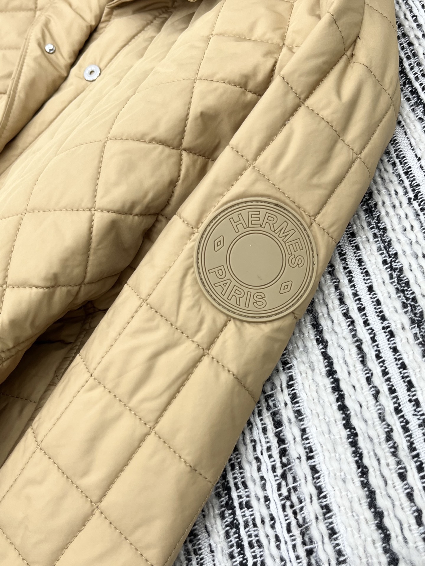 🛒𝐍𝐄𝐖 · 𝟐𝟎𝟐5/爆款现货【原版定制】Her*｜25秋冬新品带帽拉链薄款棉服外套 定制拉链纽扣，云