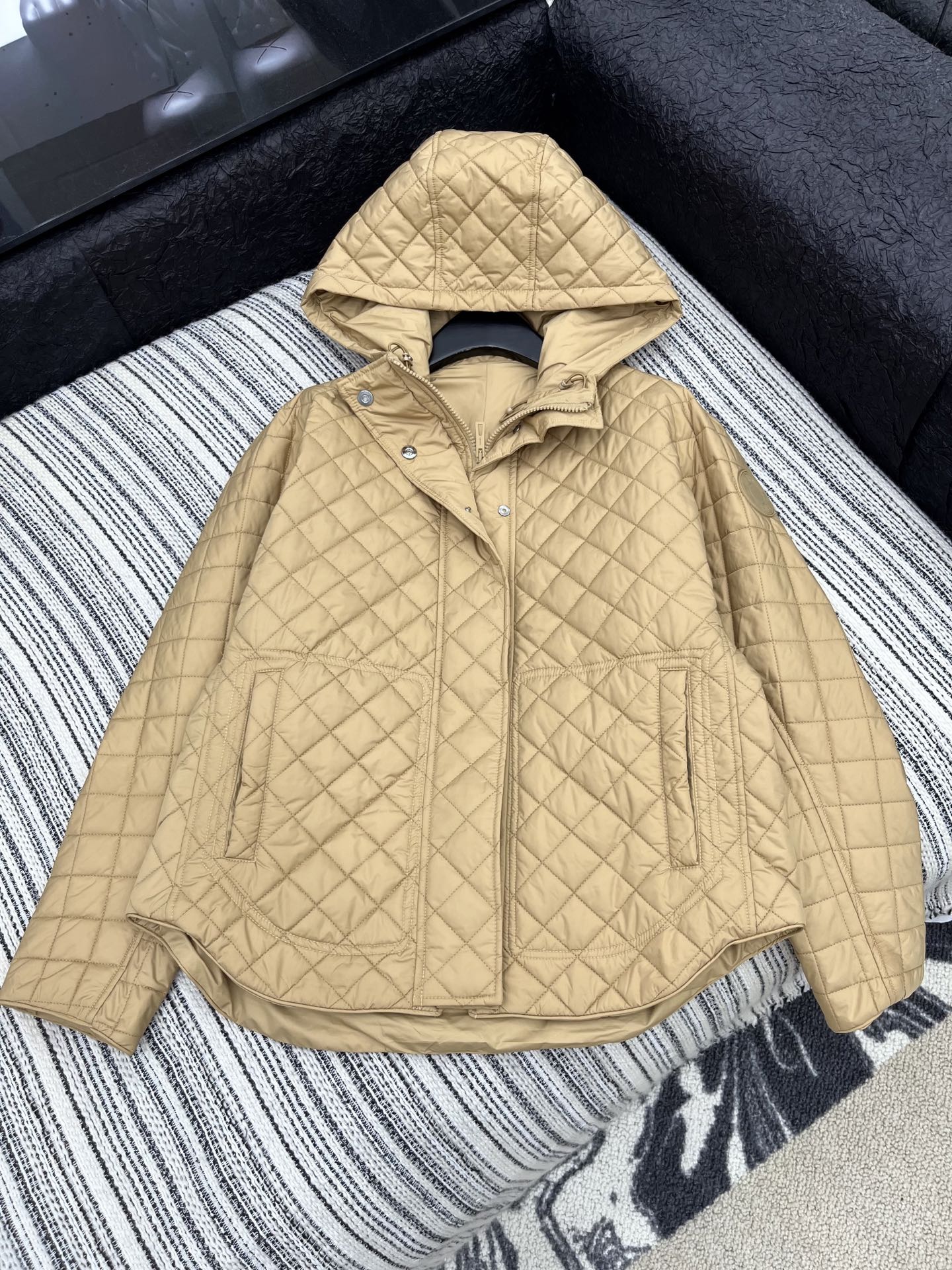 🛒𝐍𝐄𝐖 · 𝟐𝟎𝟐5/爆款现货【原版定制】Her*｜25秋冬新品带帽拉链薄款棉服外套 定制拉链纽扣，云