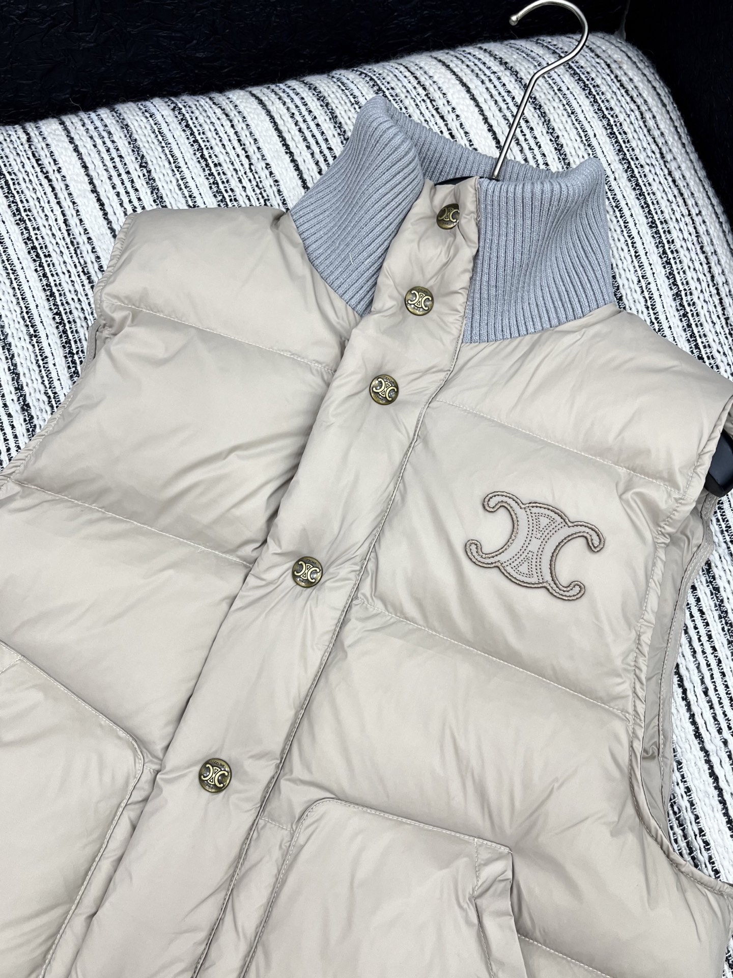 🛒𝐍𝐄𝐖 · 𝟐𝟎𝟐5/爆款现货【原版定制】Celin*｜25秋冬撞色针织立领羽绒马甲外套代购爆款本季超