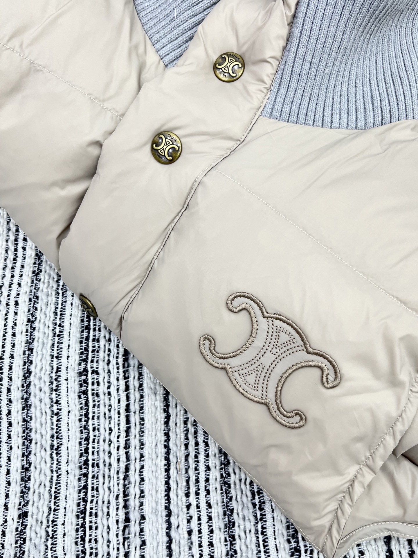 🛒𝐍𝐄𝐖 · 𝟐𝟎𝟐5/爆款现货【原版定制】Celin*｜25秋冬撞色针织立领羽绒马甲外套代购爆款本季超