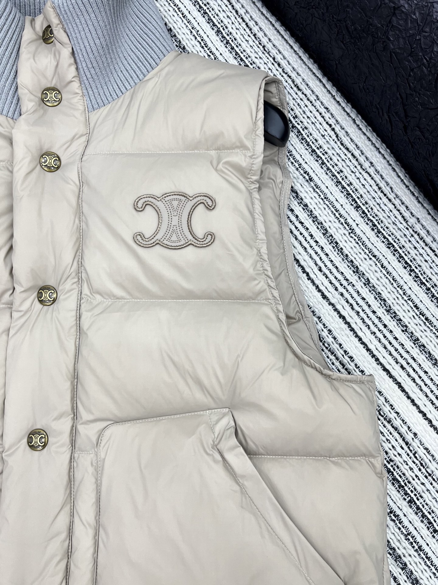 🛒𝐍𝐄𝐖 · 𝟐𝟎𝟐5/爆款现货【原版定制】Celin*｜25秋冬撞色针织立领羽绒马甲外套代购爆款本季超