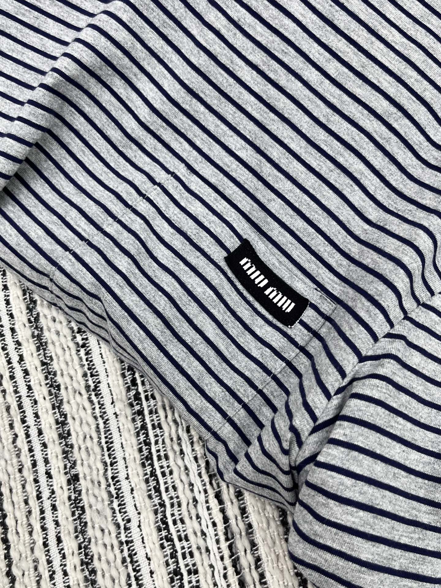 🛒𝐍𝐄𝐖 · 𝟐𝟎𝟐5/爆款现货【原版定制】Miu Mi*｜精致撞色贴标长袖T恤高订面料 亲肤透气舒适标