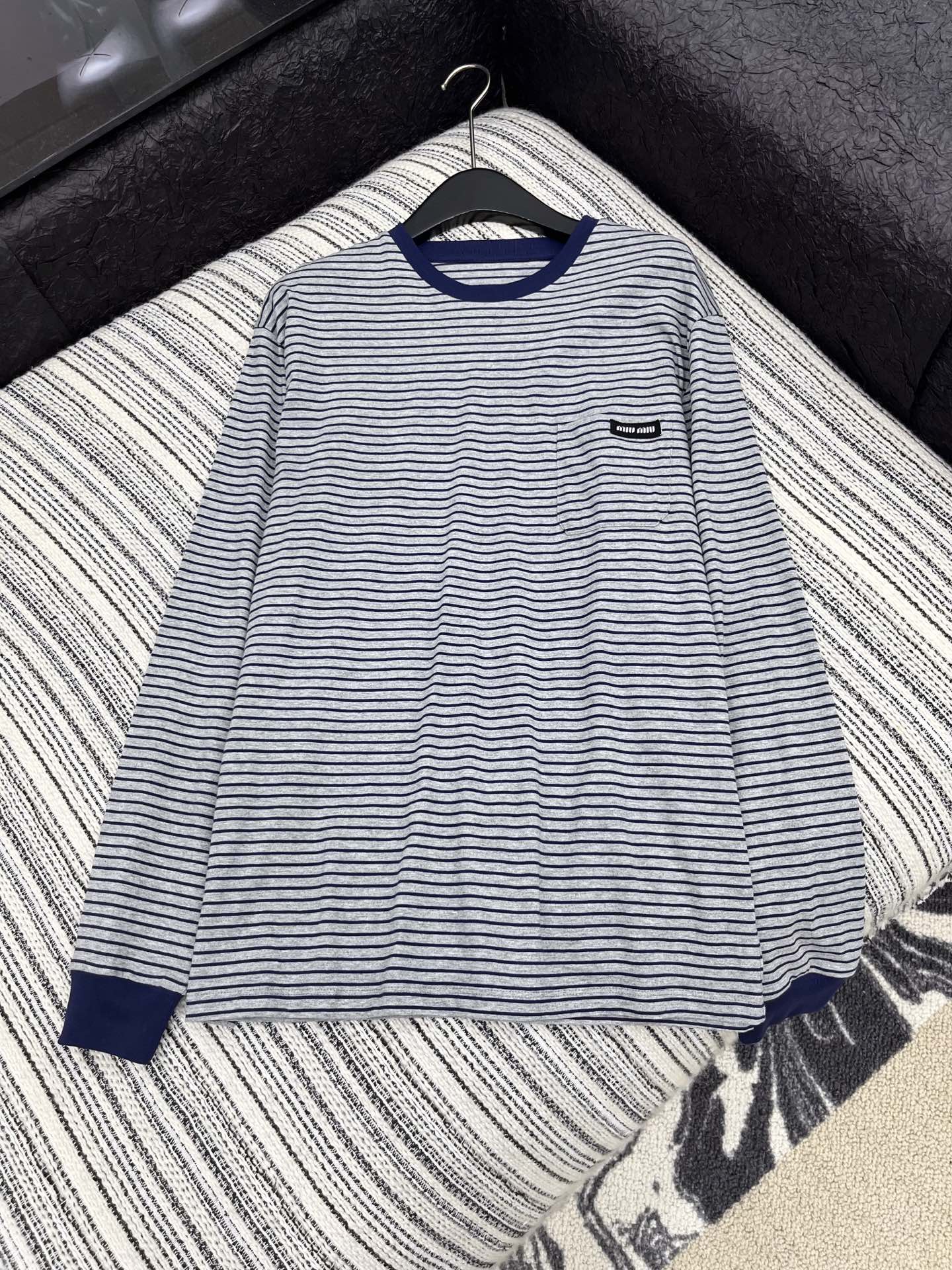 🛒𝐍𝐄𝐖 · 𝟐𝟎𝟐5/爆款现货【原版定制】Miu Mi*｜精致撞色贴标长袖T恤高订面料 亲肤透气舒适标