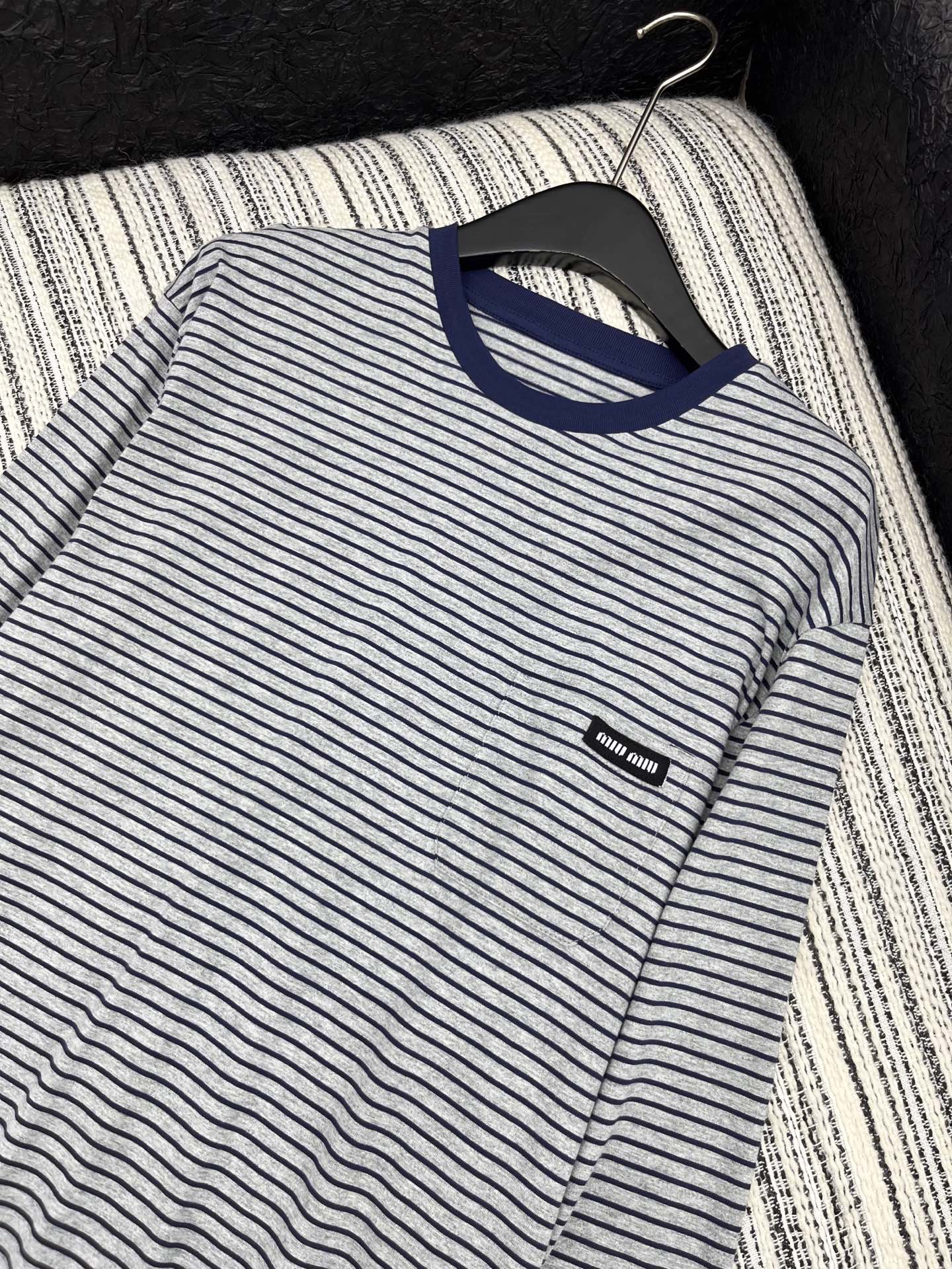 🛒𝐍𝐄𝐖 · 𝟐𝟎𝟐5/爆款现货【原版定制】Miu Mi*｜精致撞色贴标长袖T恤高订面料 亲肤透气舒适标