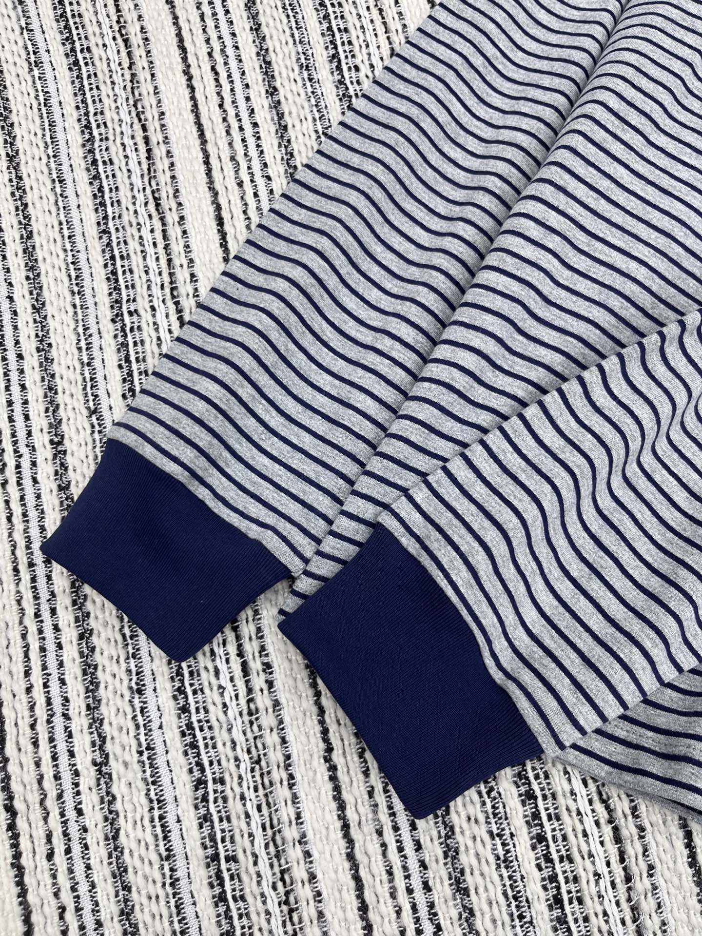 🛒𝐍𝐄𝐖 · 𝟐𝟎𝟐5/爆款现货【原版定制】Miu Mi*｜精致撞色贴标长袖T恤高订面料 亲肤透气舒适标