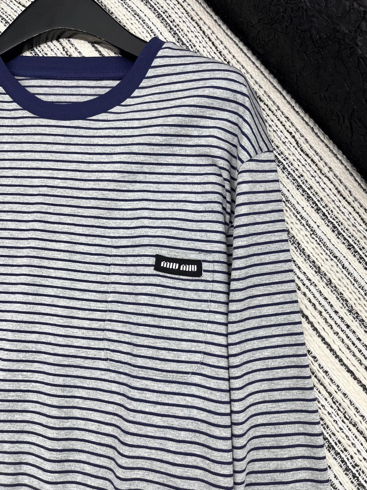 🛒𝐍𝐄𝐖 · 𝟐𝟎𝟐5/爆款现货【原版定制】Miu Mi*｜精致撞色贴标长袖T恤高订面料 亲肤透气舒适标