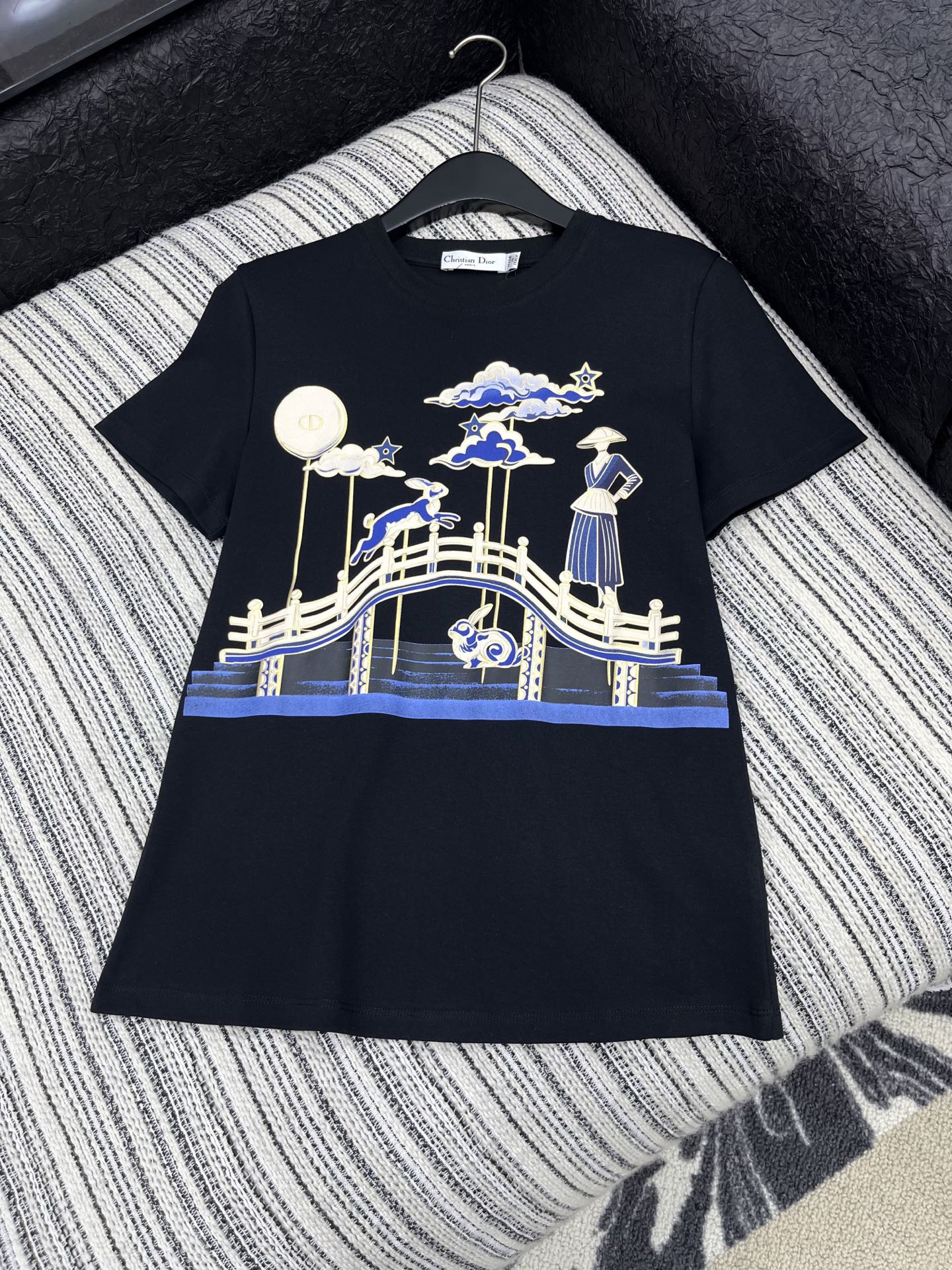 🛒𝐍𝐄𝐖 · 𝟐𝟎𝟐5/爆款现货原单品质 Dio*｜2025新款印花刺绣T恤常规版型 随性感拉满云感舒适