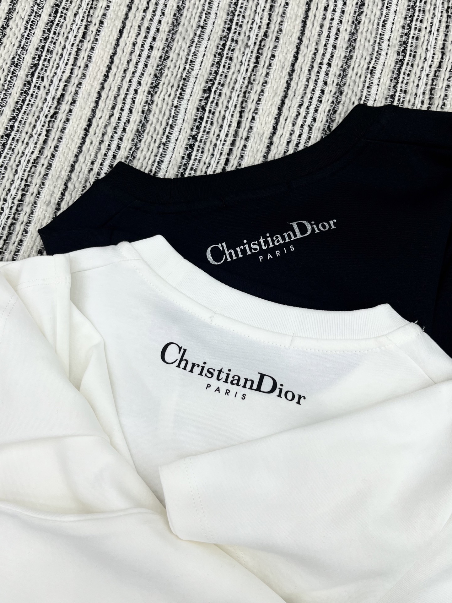 🛒𝐍𝐄𝐖 · 𝟐𝟎𝟐5/爆款现货原单品质 Dio*｜2025新款印花刺绣T恤常规版型 随性感拉满云感舒适