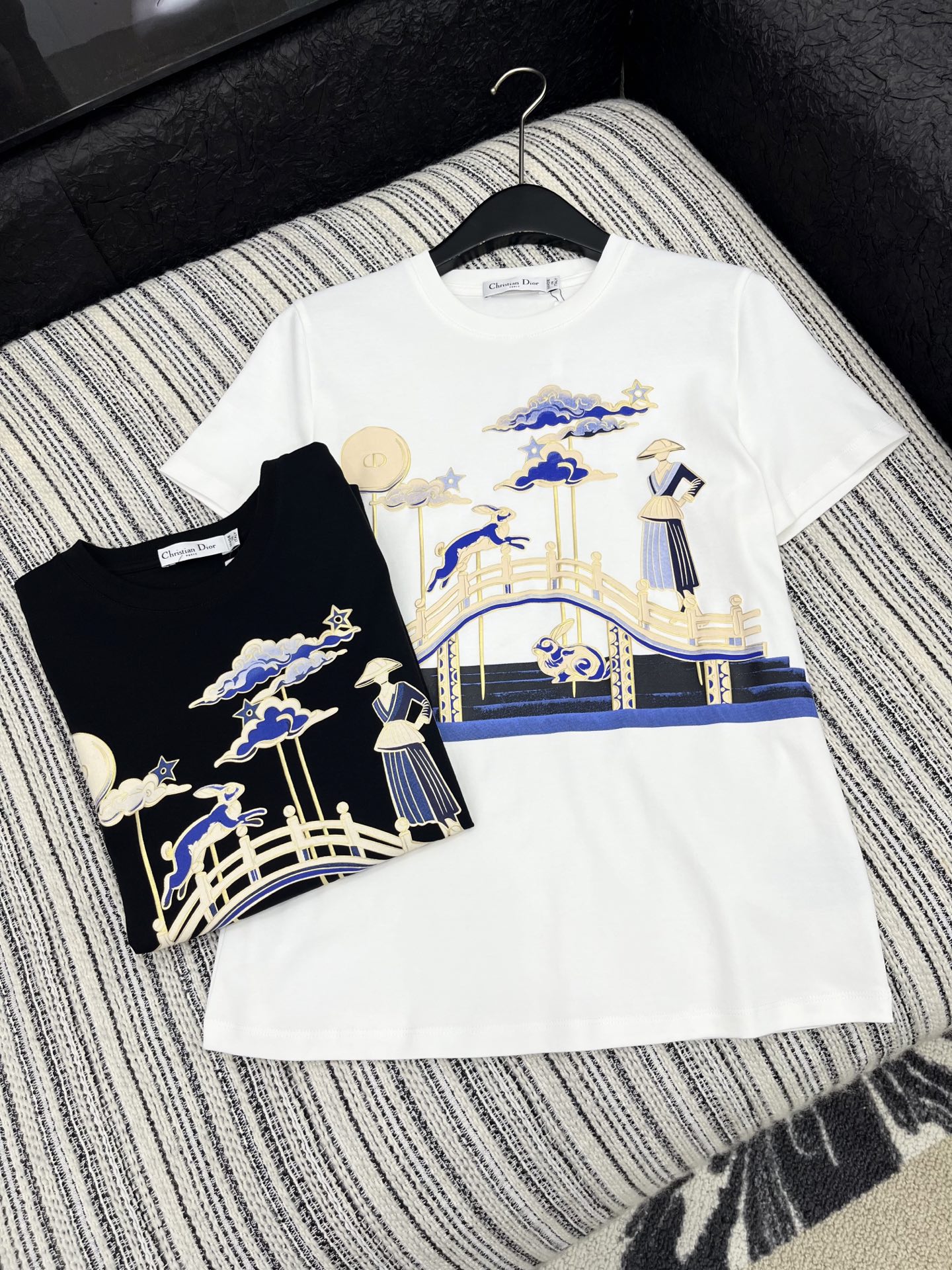 🛒𝐍𝐄𝐖 · 𝟐𝟎𝟐5/爆款现货原单品质 Dio*｜2025新款印花刺绣T恤常规版型 随性感拉满云感舒适