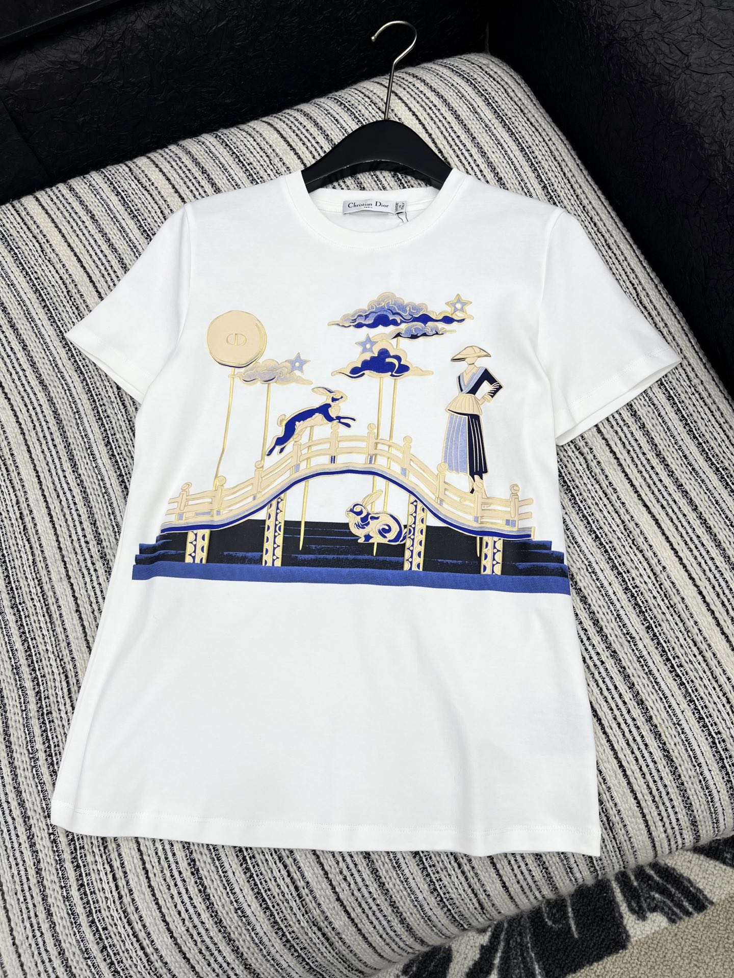 🛒𝐍𝐄𝐖 · 𝟐𝟎𝟐5/爆款现货原单品质 Dio*｜2025新款印花刺绣T恤常规版型 随性感拉满云感舒适