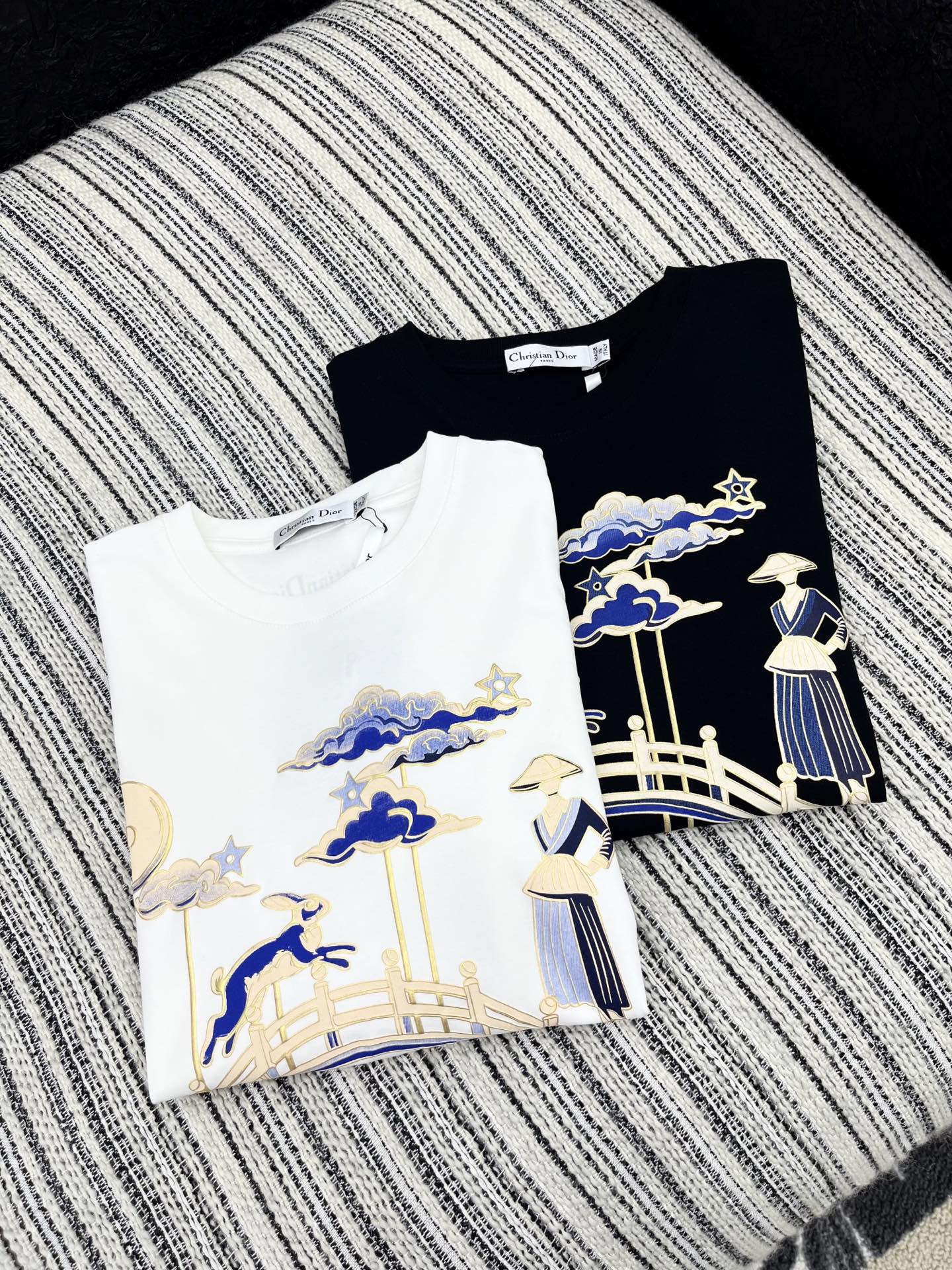 🛒𝐍𝐄𝐖 · 𝟐𝟎𝟐5/爆款现货原单品质 Dio*｜2025新款印花刺绣T恤常规版型 随性感拉满云感舒适