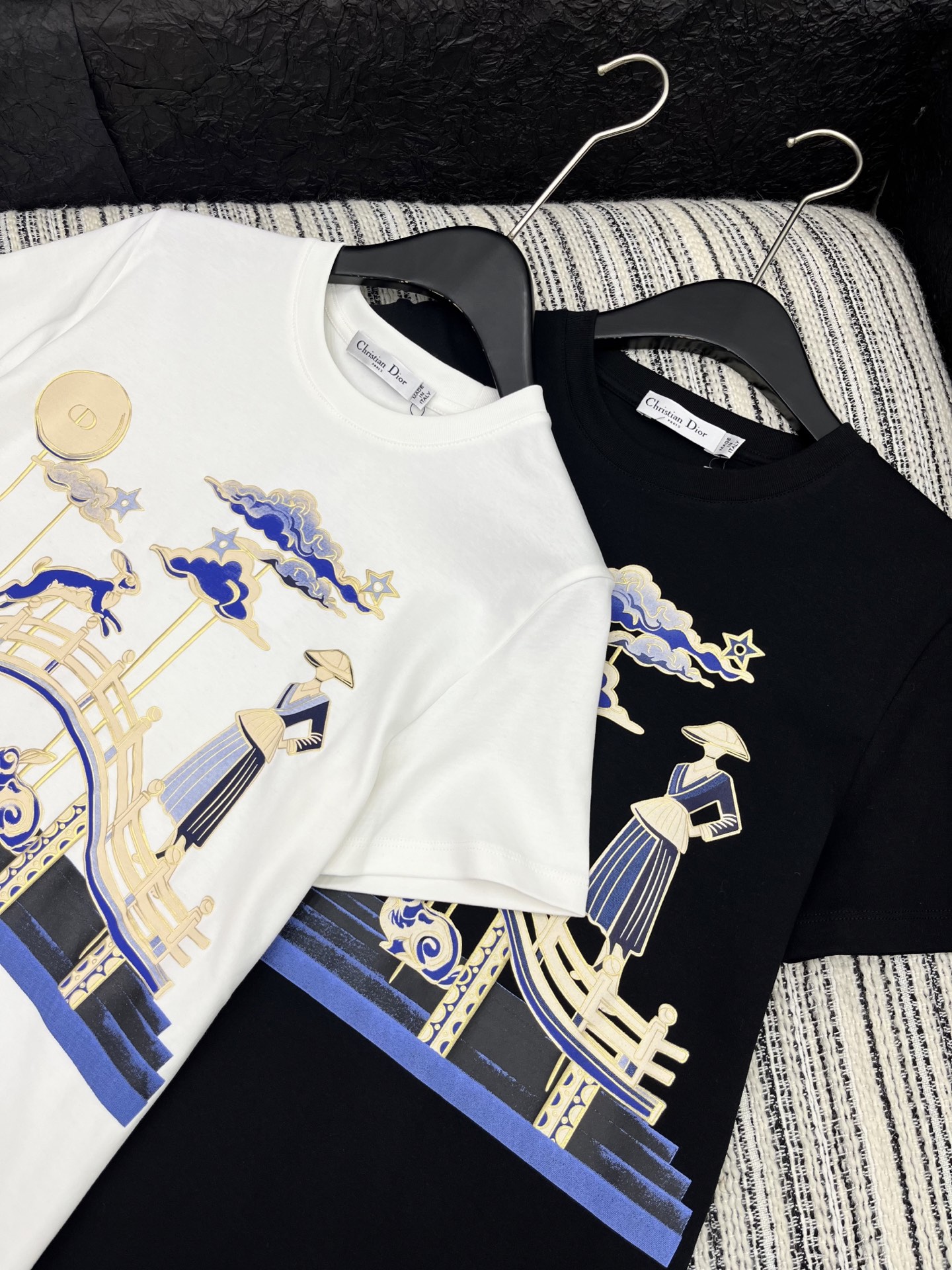 🛒𝐍𝐄𝐖 · 𝟐𝟎𝟐5/爆款现货原单品质 Dio*｜2025新款印花刺绣T恤常规版型 随性感拉满云感舒适