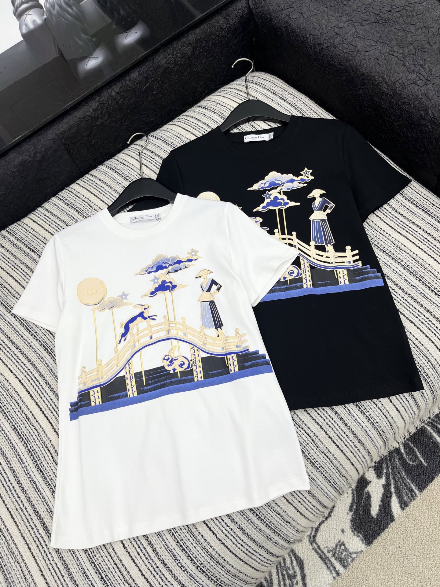 🛒𝐍𝐄𝐖 · 𝟐𝟎𝟐5/爆款现货原单品质 Dio*｜2025新款印花刺绣T恤常规版型 随性感拉满云感舒适