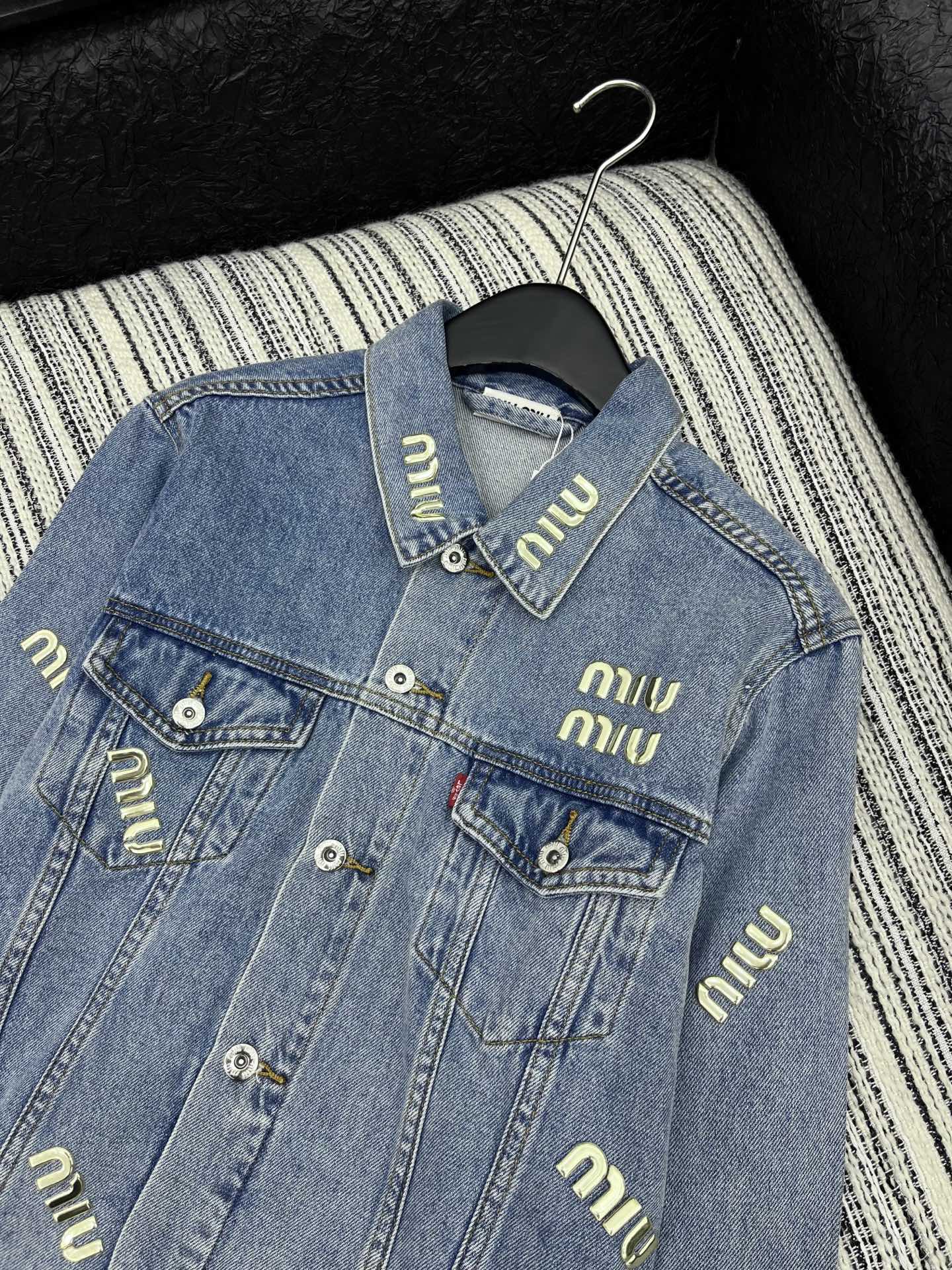 🛒𝐍𝐄𝐖 · 𝟐𝟎𝟐5/爆款现货原单品质 Miu Mi*｜25烫金字母翻领牛仔外套双口袋设计 重工洗水工