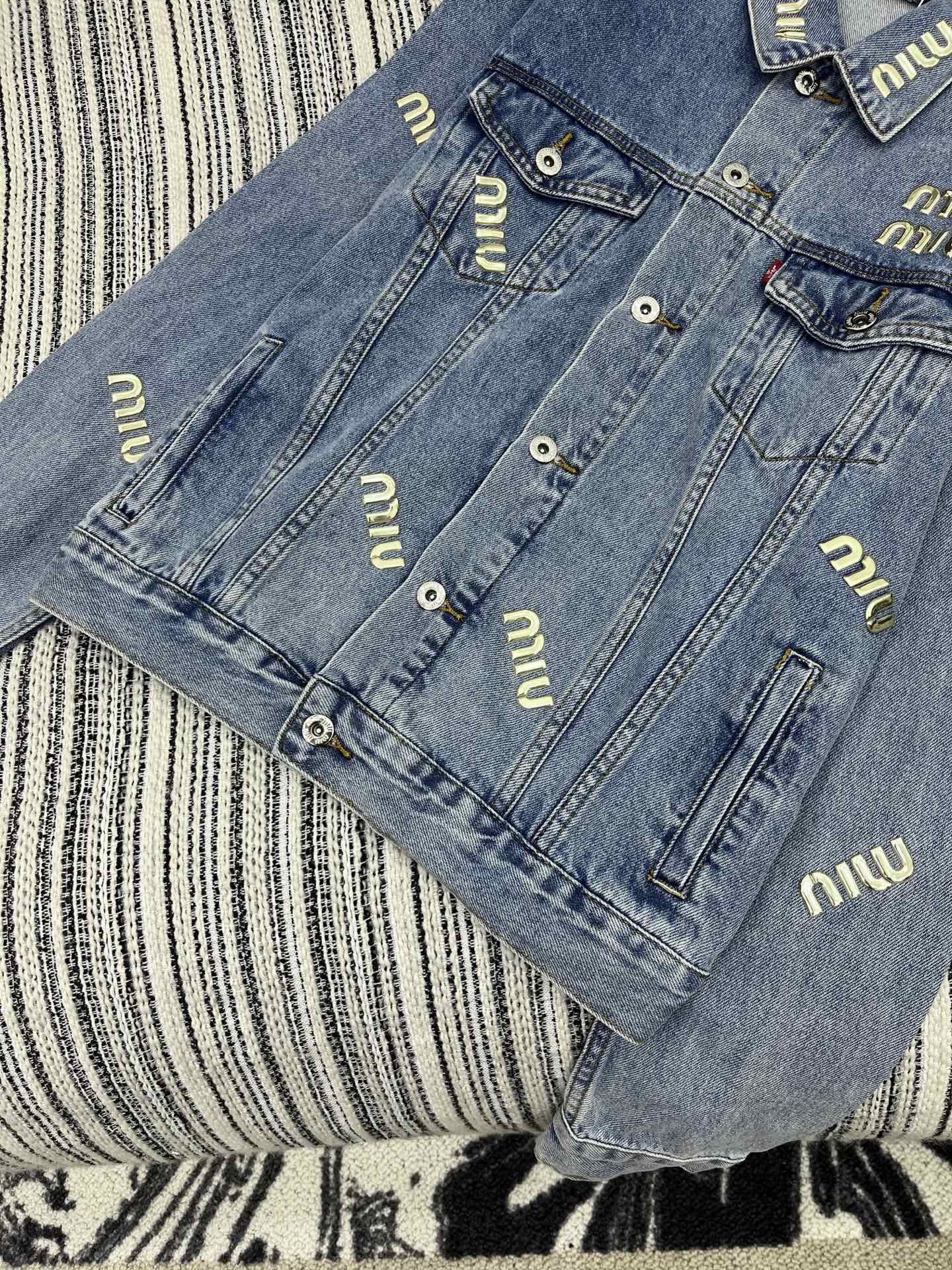 🛒𝐍𝐄𝐖 · 𝟐𝟎𝟐5/爆款现货原单品质 Miu Mi*｜25烫金字母翻领牛仔外套双口袋设计 重工洗水工