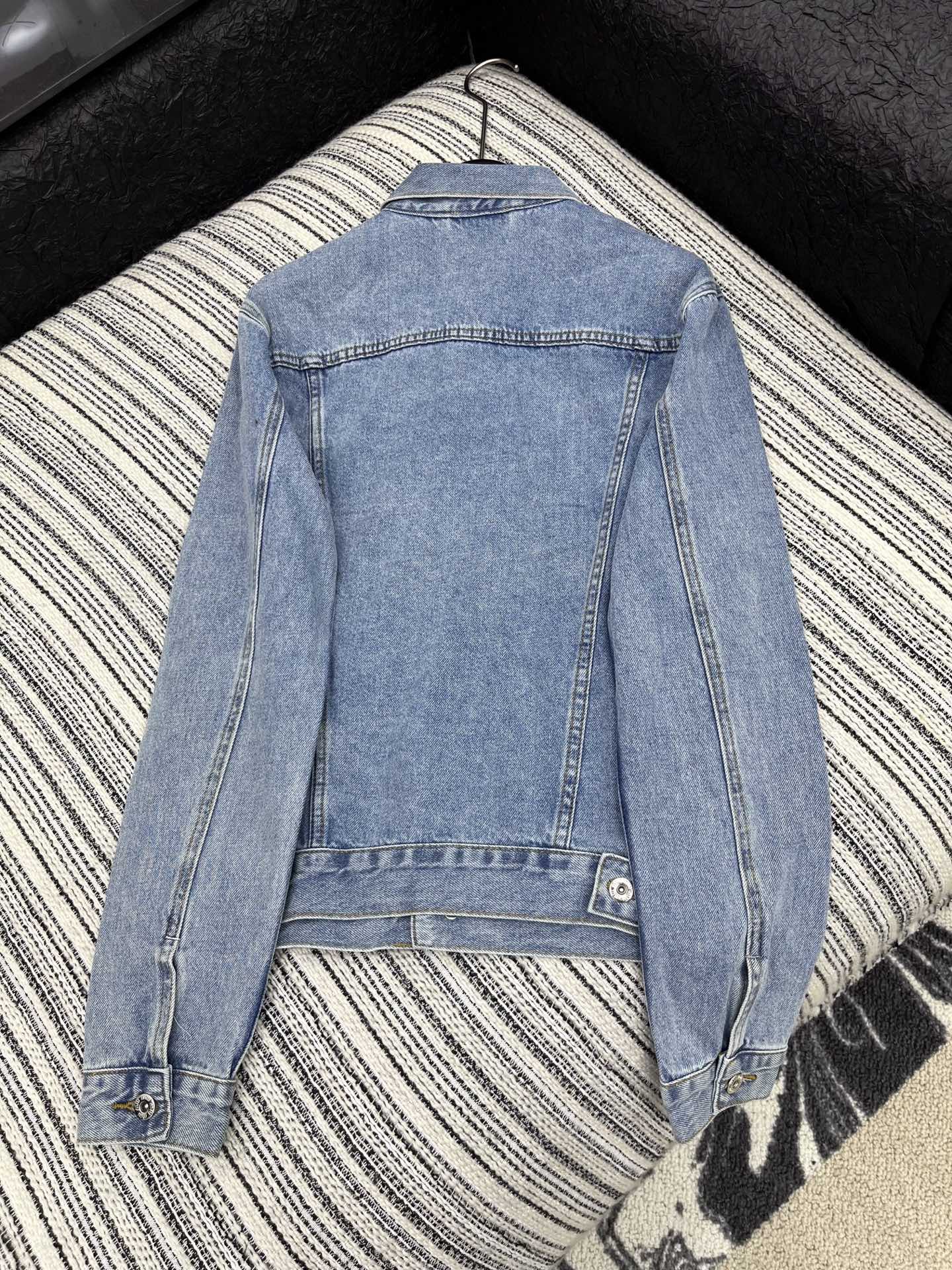 🛒𝐍𝐄𝐖 · 𝟐𝟎𝟐5/爆款现货原单品质 Miu Mi*｜25烫金字母翻领牛仔外套双口袋设计 重工洗水工