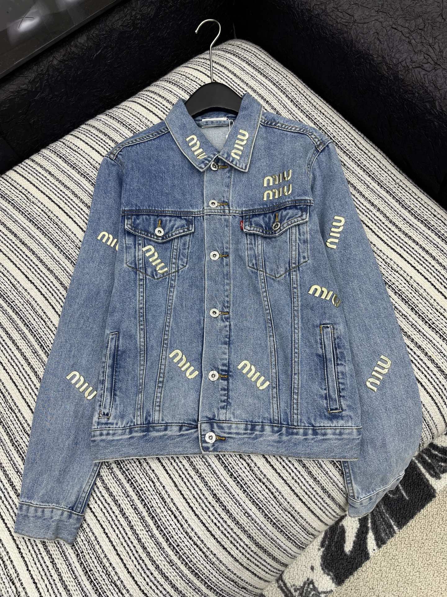 🛒𝐍𝐄𝐖 · 𝟐𝟎𝟐5/爆款现货原单品质 Miu Mi*｜25烫金字母翻领牛仔外套双口袋设计 重工洗水工