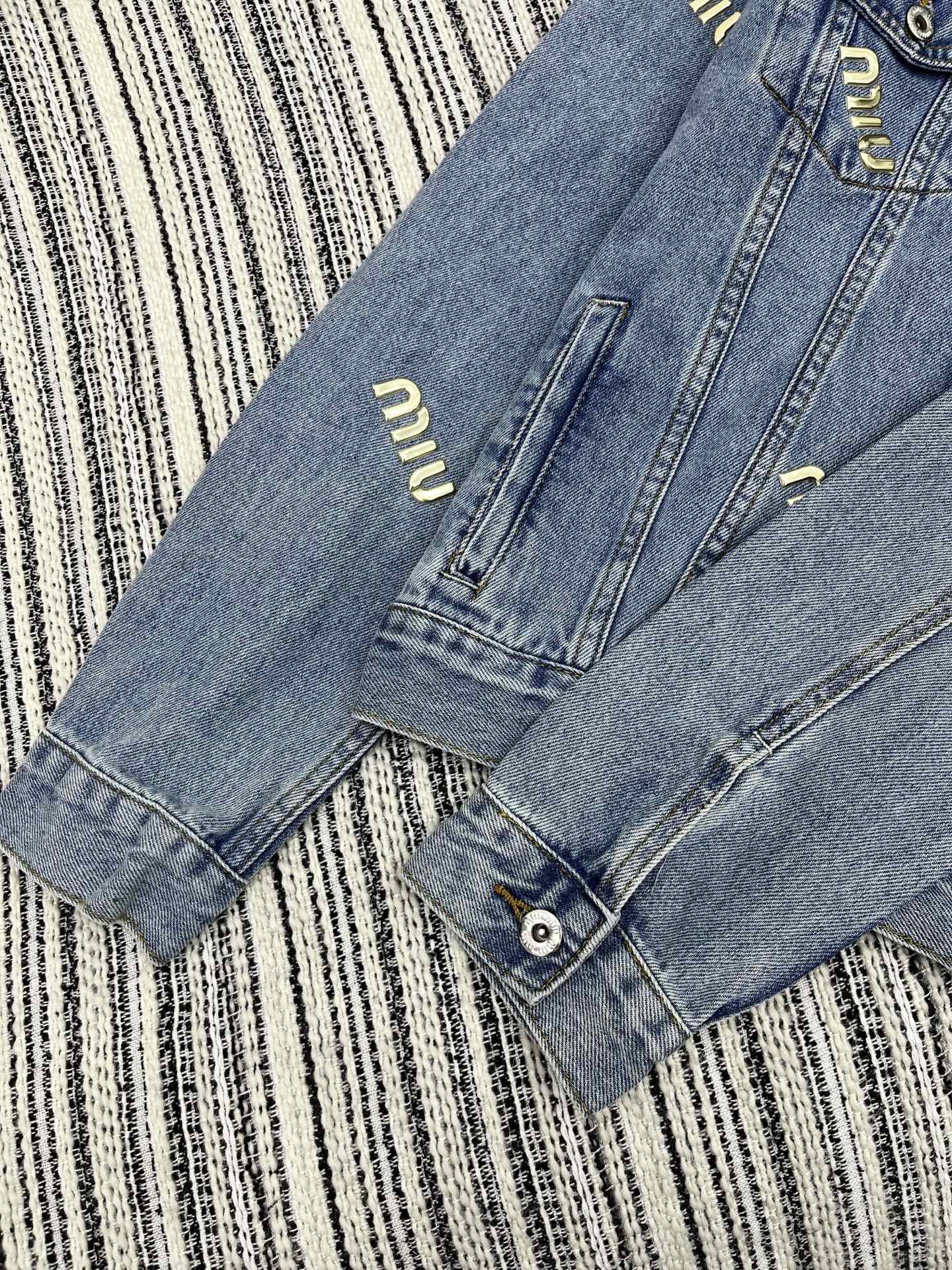 🛒𝐍𝐄𝐖 · 𝟐𝟎𝟐5/爆款现货原单品质 Miu Mi*｜25烫金字母翻领牛仔外套双口袋设计 重工洗水工
