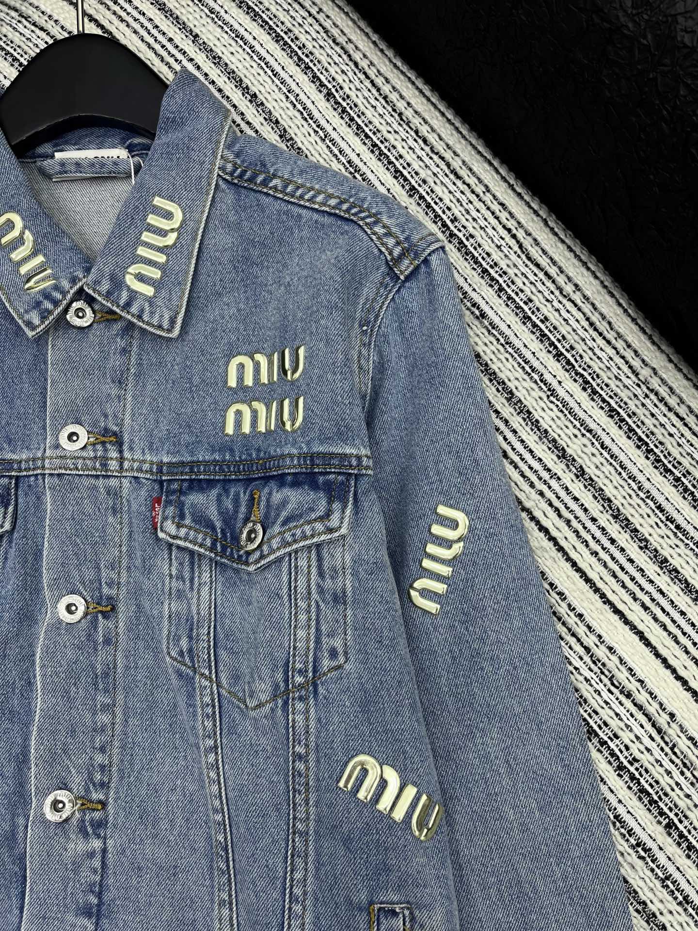 🛒𝐍𝐄𝐖 · 𝟐𝟎𝟐5/爆款现货原单品质 Miu Mi*｜25烫金字母翻领牛仔外套双口袋设计 重工洗水工