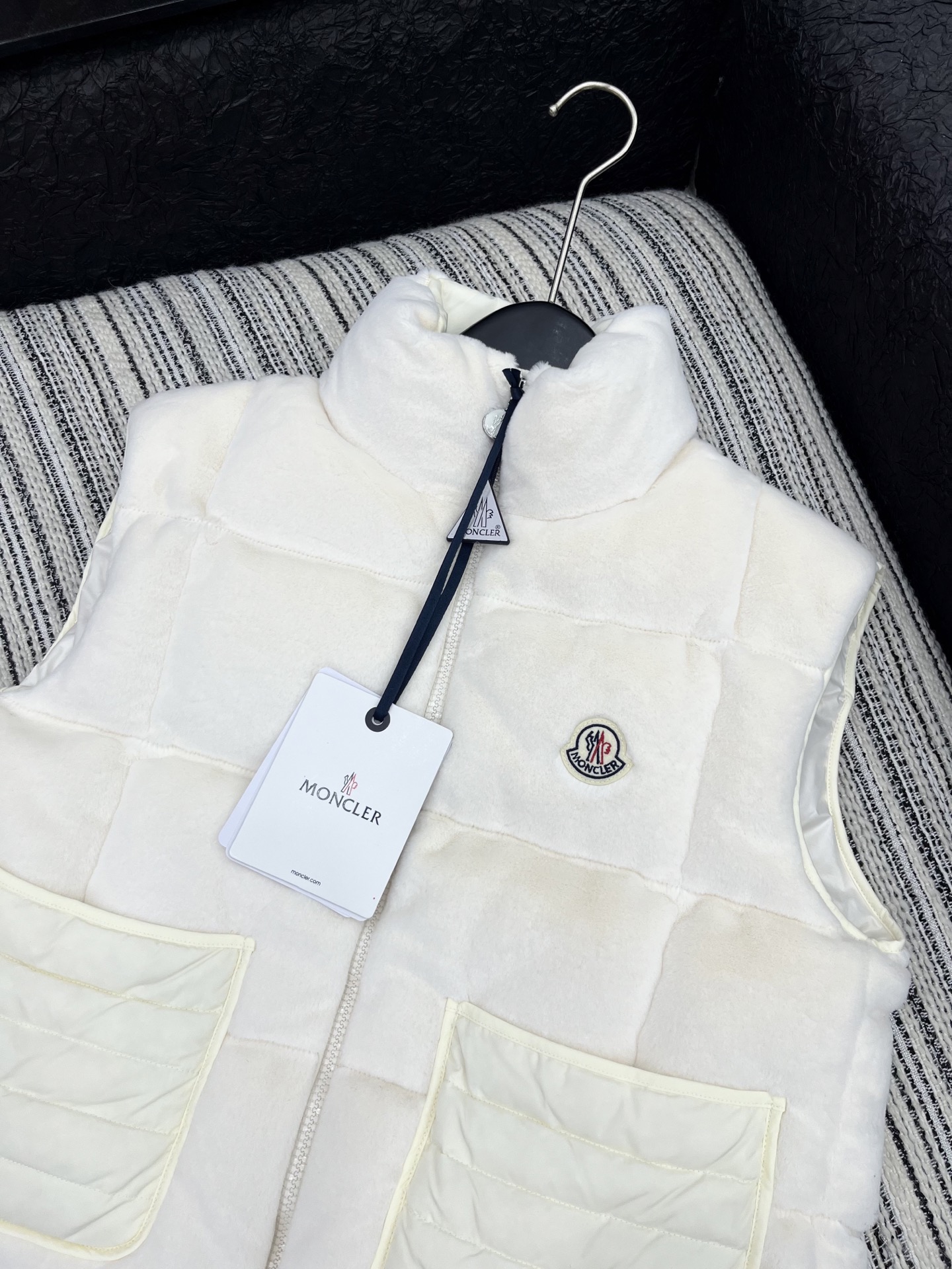 🛒𝐍𝐄𝐖 · 𝟐𝟎𝟐5/爆款现货【原版定制】Mon*｜25秋冬纯欲系羽绒服马甲外套极简主义设计高级又时髦