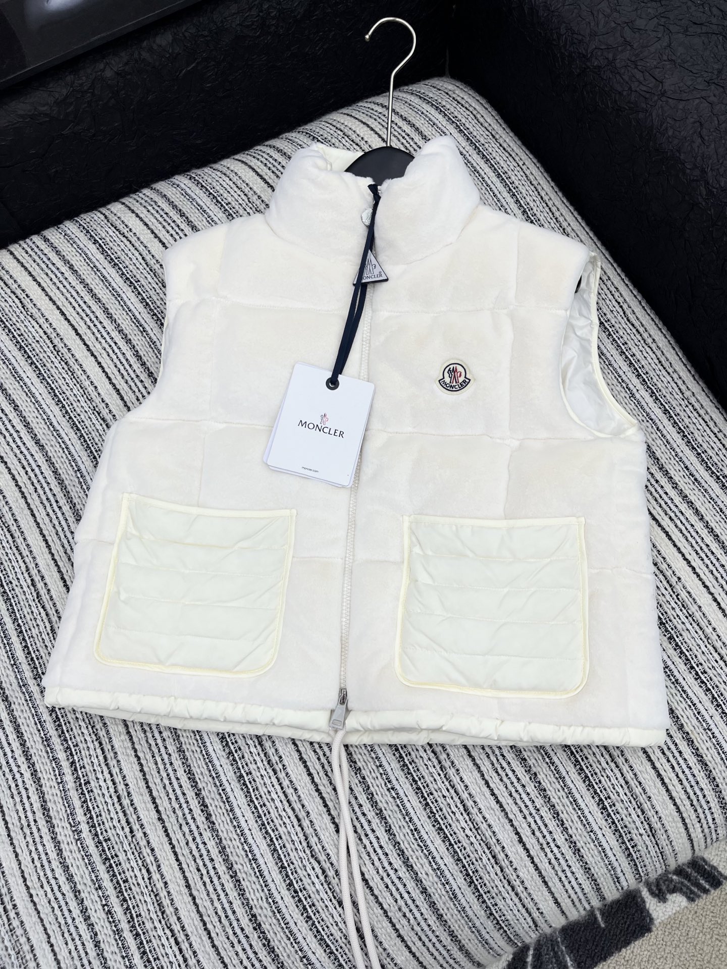 🛒𝐍𝐄𝐖 · 𝟐𝟎𝟐5/爆款现货【原版定制】Mon*｜25秋冬纯欲系羽绒服马甲外套极简主义设计高级又时髦