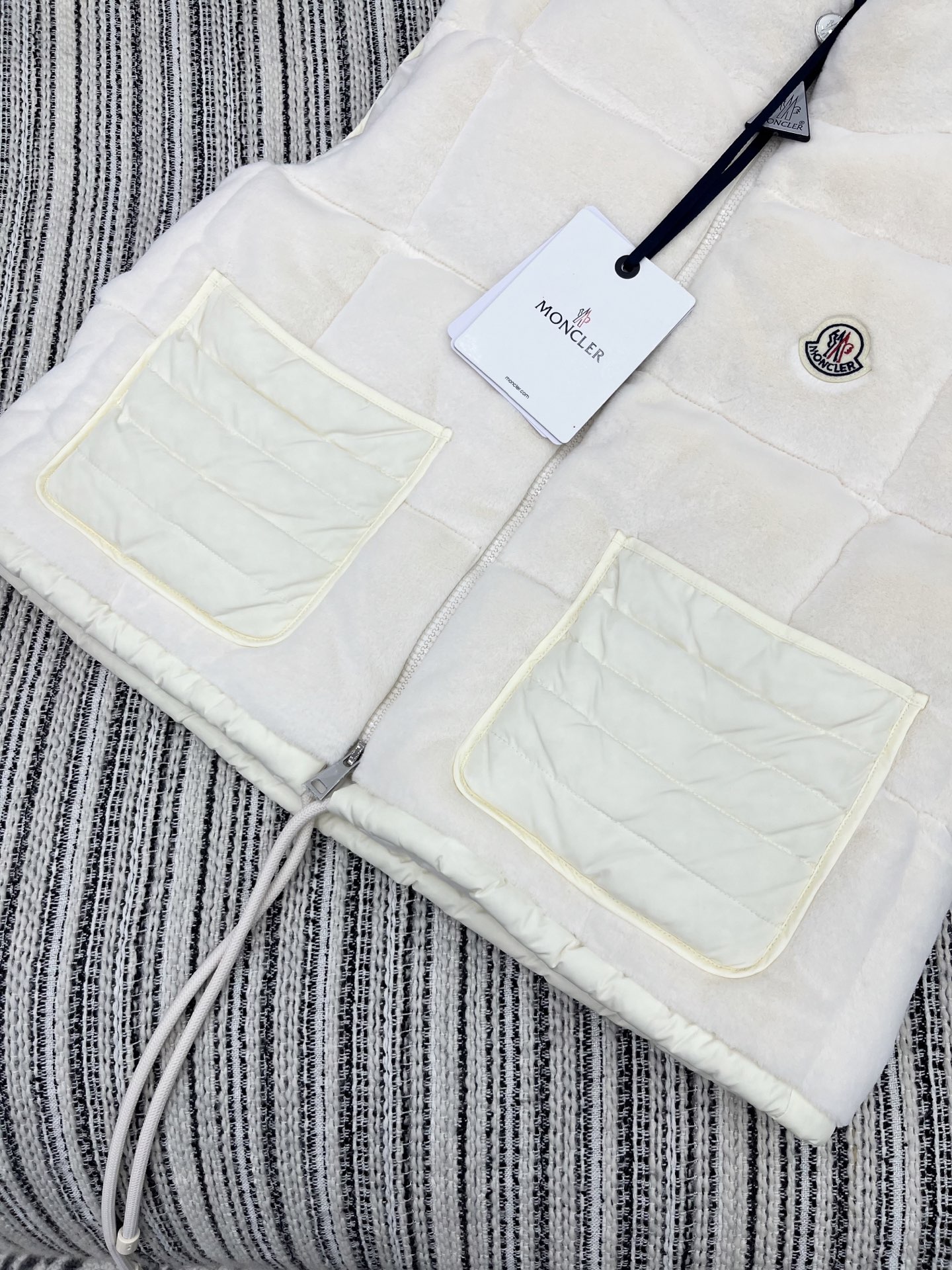 🛒𝐍𝐄𝐖 · 𝟐𝟎𝟐5/爆款现货【原版定制】Mon*｜25秋冬纯欲系羽绒服马甲外套极简主义设计高级又时髦