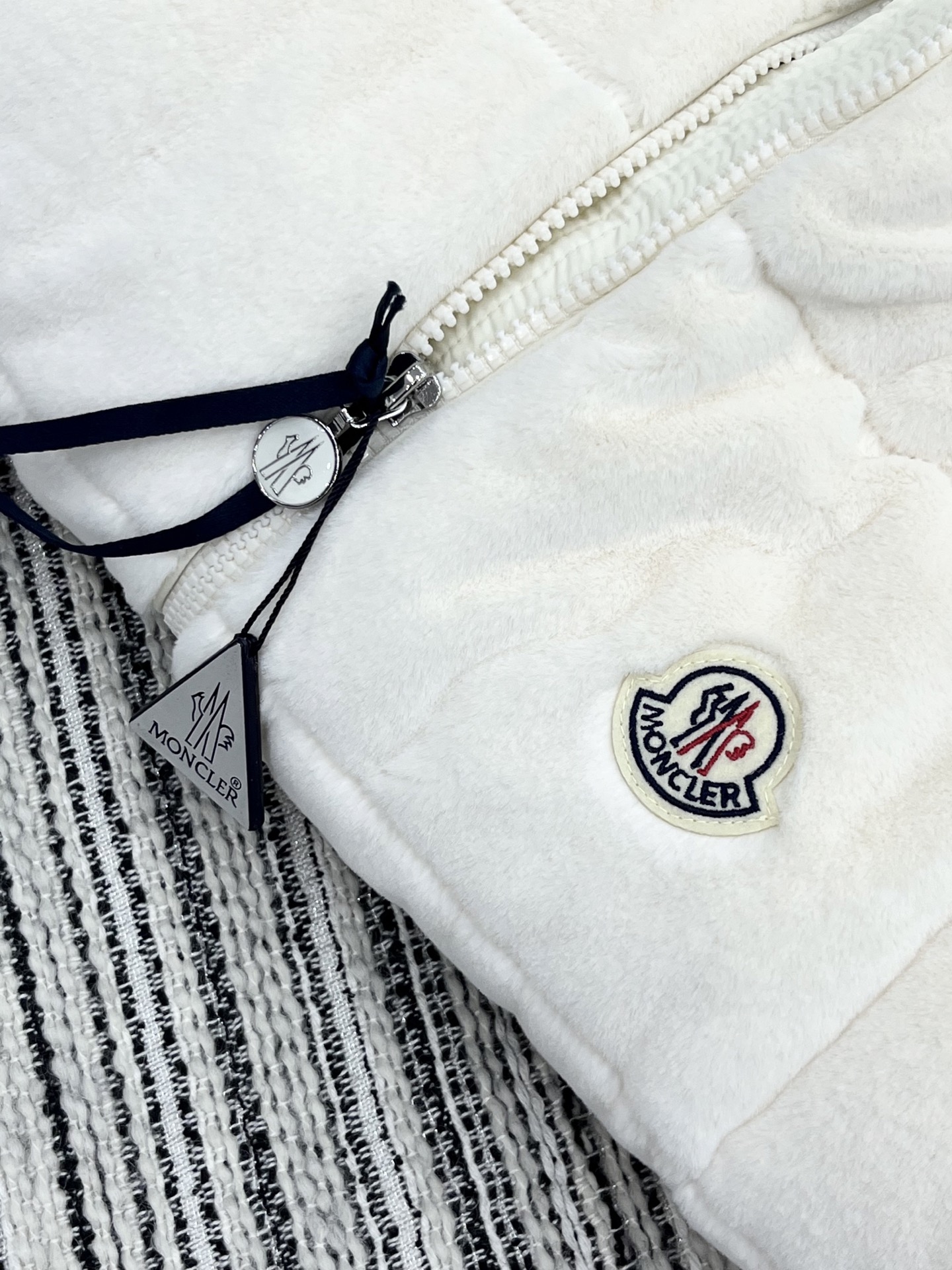 🛒𝐍𝐄𝐖 · 𝟐𝟎𝟐5/爆款现货【原版定制】Mon*｜25秋冬纯欲系羽绒服马甲外套极简主义设计高级又时髦