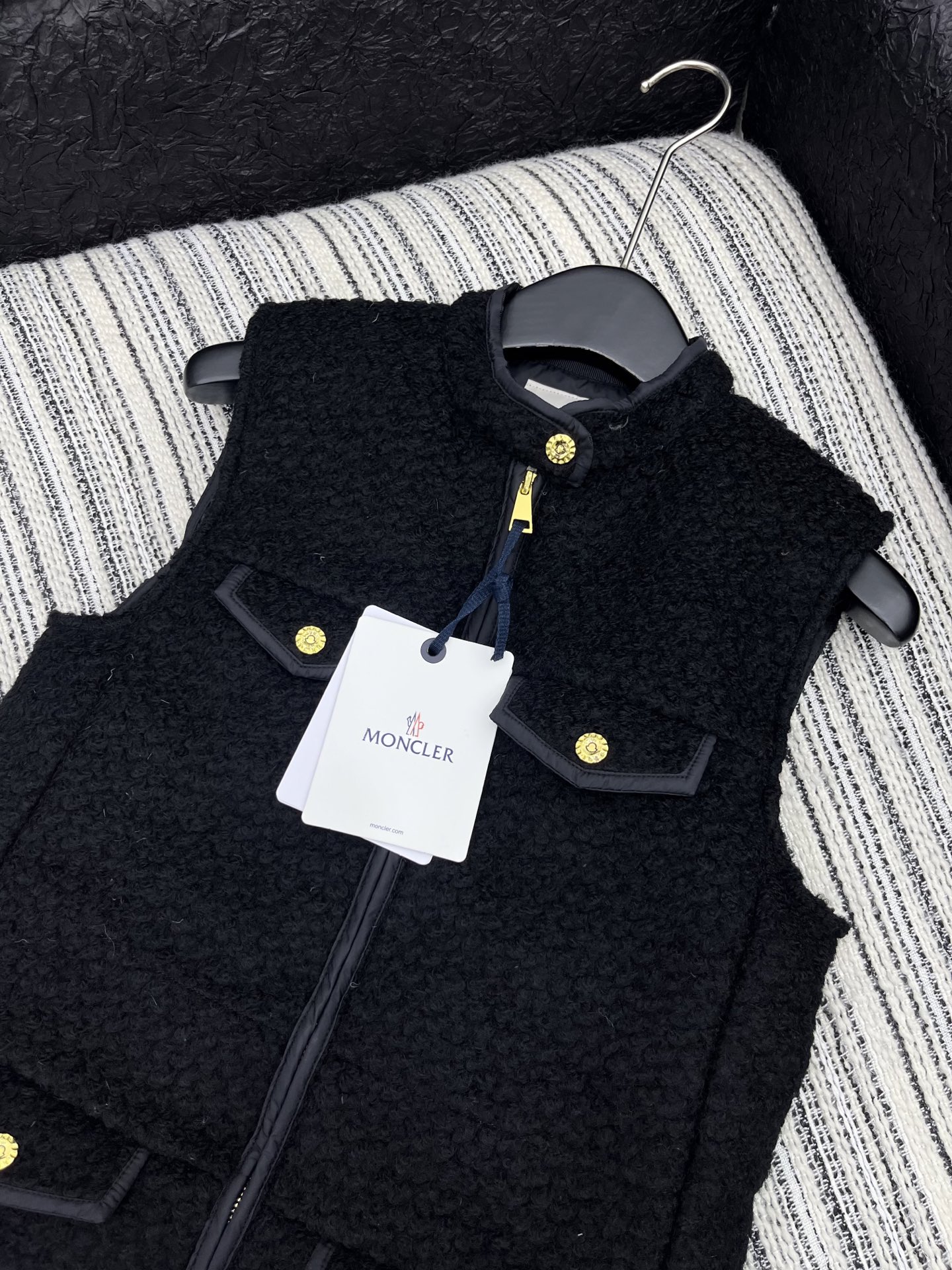 🛒𝐍𝐄𝐖 · 𝟐𝟎𝟐5/爆款现货【原版订制】Mon*｜25秋冬新品立领粗花呢拼接羽绒服马甲外套面包服设计