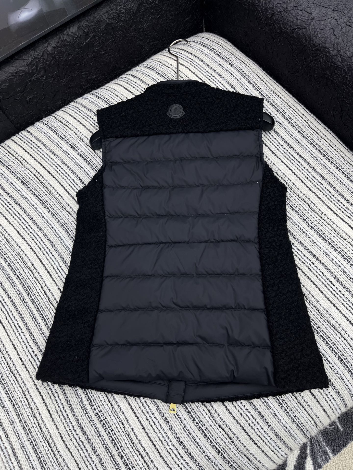 🛒𝐍𝐄𝐖 · 𝟐𝟎𝟐5/爆款现货【原版订制】Mon*｜25秋冬新品立领粗花呢拼接羽绒服马甲外套面包服设计