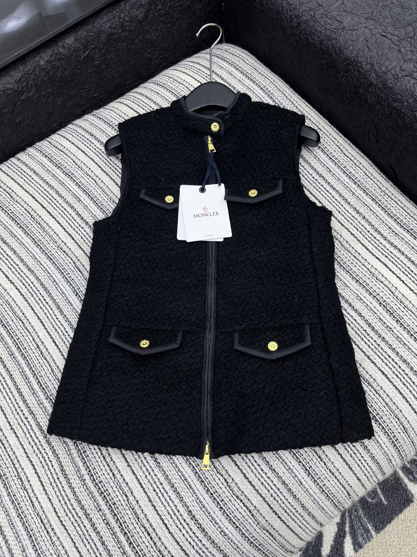 🛒𝐍𝐄𝐖 · 𝟐𝟎𝟐5/爆款现货【原版订制】Mon*｜25秋冬新品立领粗花呢拼接羽绒服马甲外套面包服设计