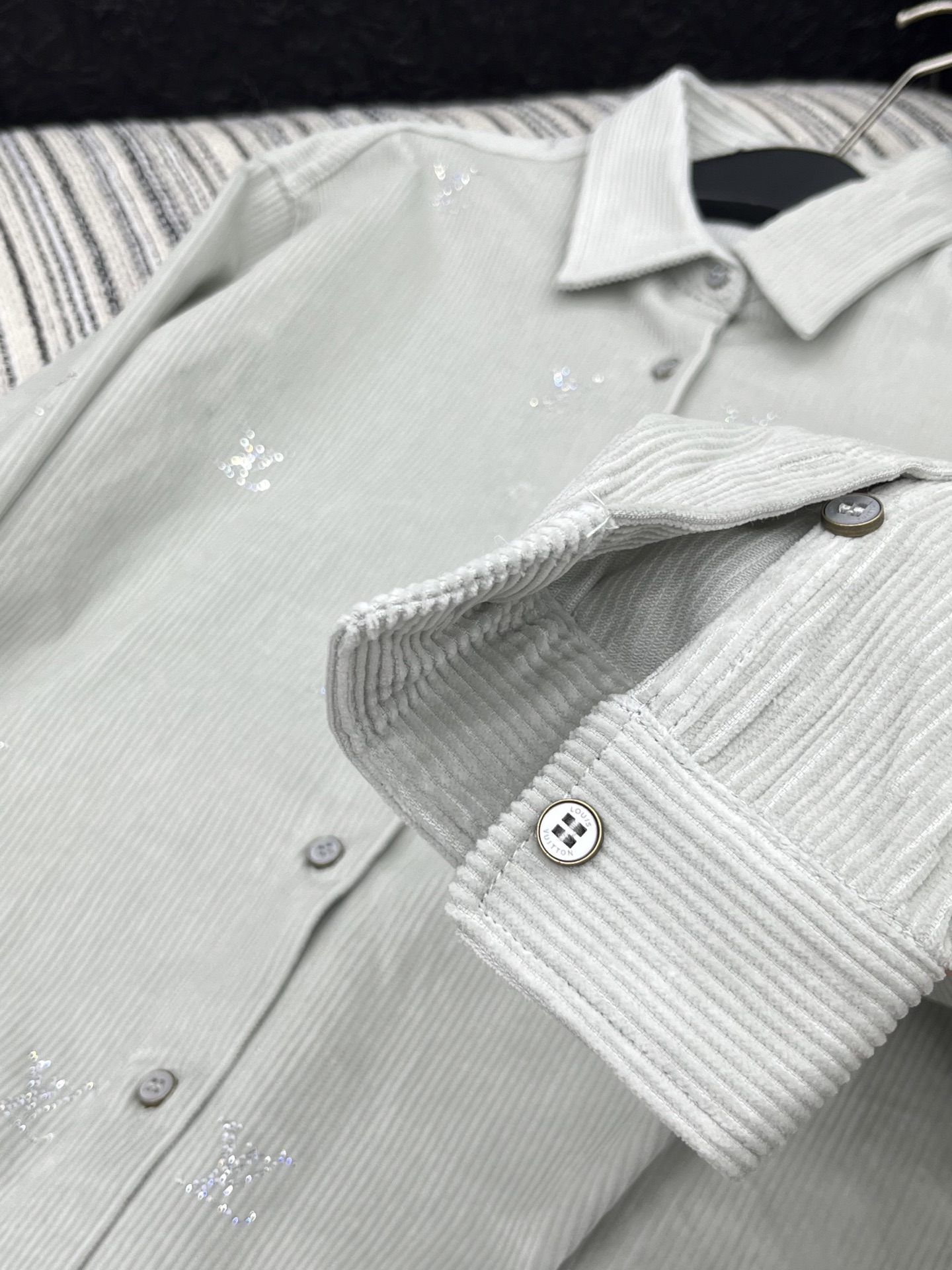 🛒𝐍𝐄𝐖 · 𝟐𝟎𝟐5/爆款现货【原版定制】 Lv*｜25新款烫钻灯芯绒长袖衬衫大女主气质款 时尚颜色高