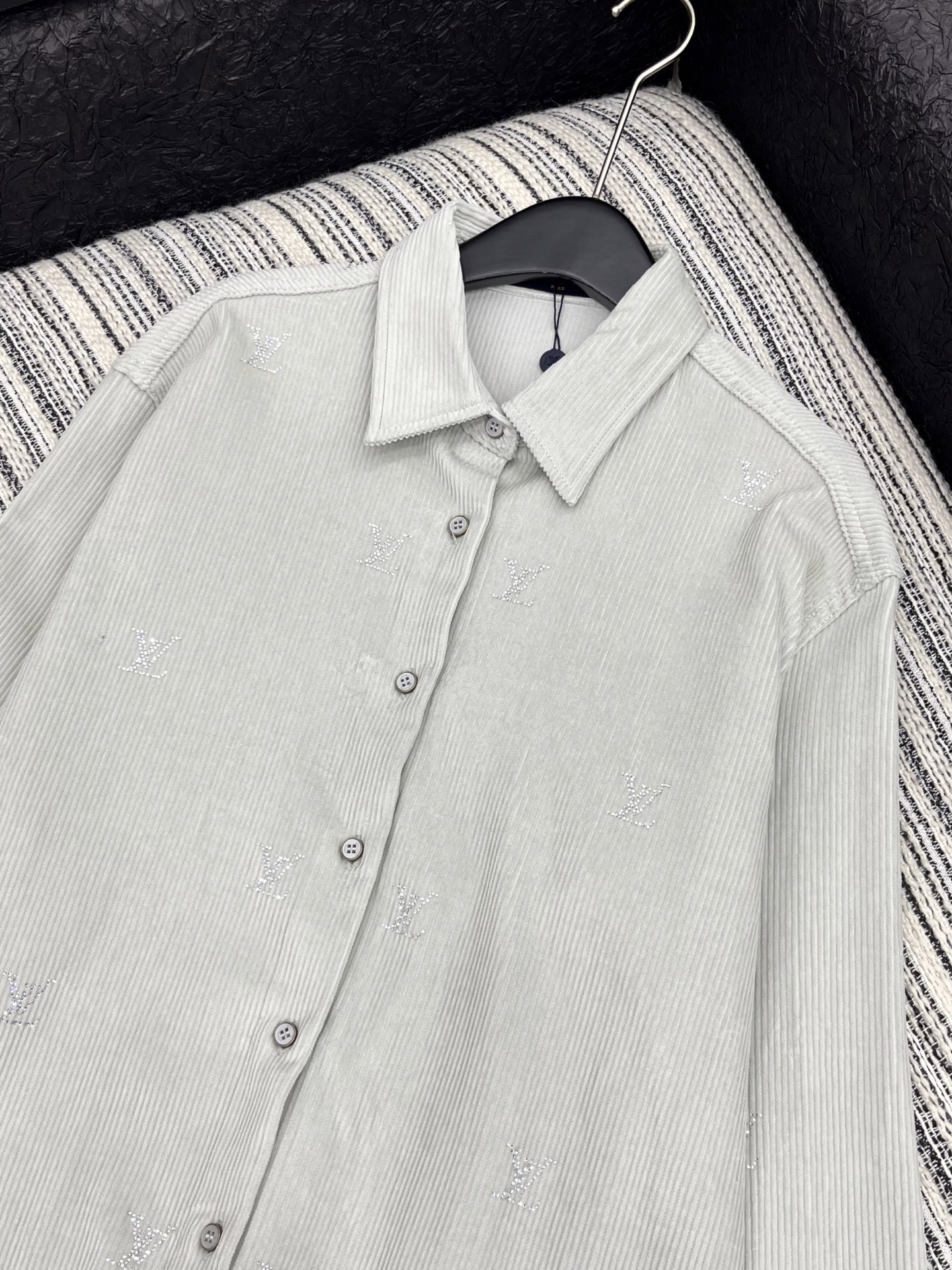 🛒𝐍𝐄𝐖 · 𝟐𝟎𝟐5/爆款现货【原版定制】 Lv*｜25新款烫钻灯芯绒长袖衬衫大女主气质款 时尚颜色高