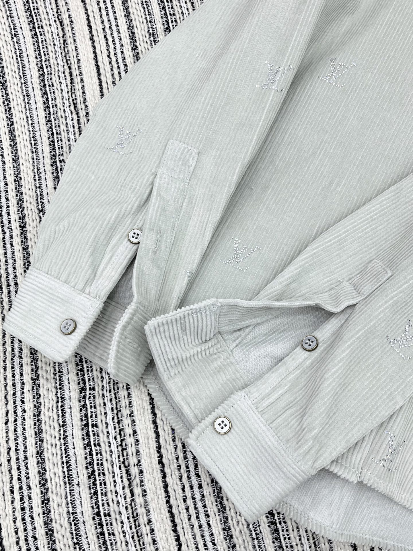 🛒𝐍𝐄𝐖 · 𝟐𝟎𝟐5/爆款现货【原版定制】 Lv*｜25新款烫钻灯芯绒长袖衬衫大女主气质款 时尚颜色高