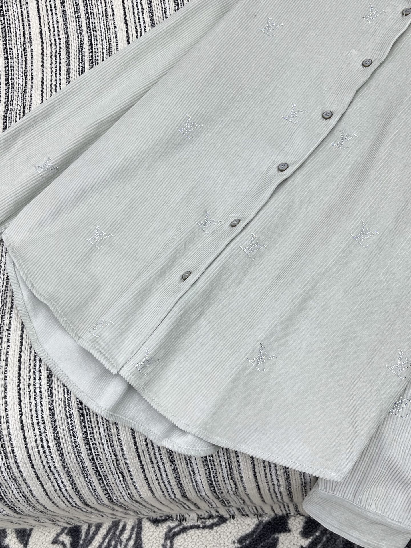 🛒𝐍𝐄𝐖 · 𝟐𝟎𝟐5/爆款现货【原版定制】 Lv*｜25新款烫钻灯芯绒长袖衬衫大女主气质款 时尚颜色高