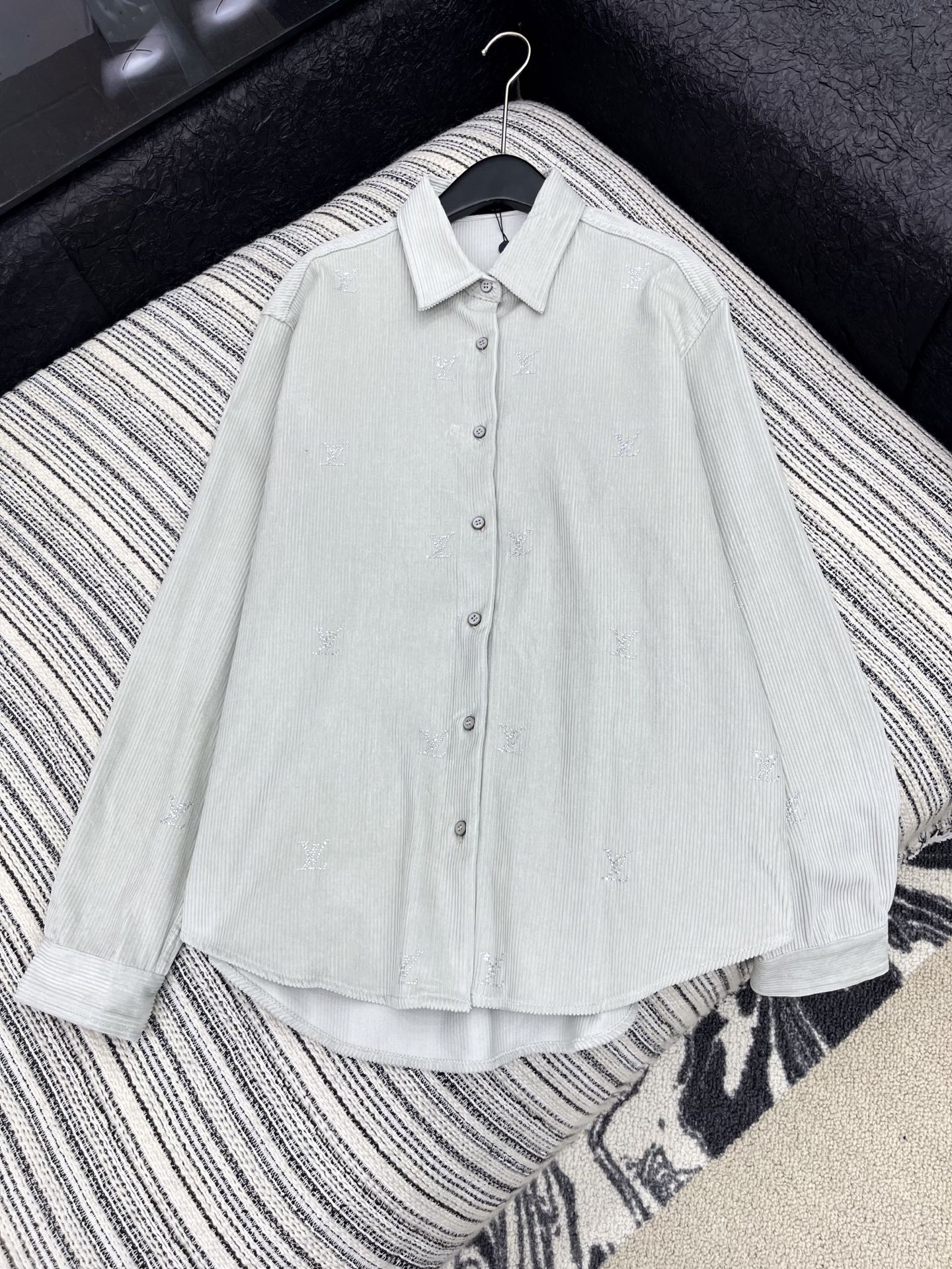 🛒𝐍𝐄𝐖 · 𝟐𝟎𝟐5/爆款现货【原版定制】 Lv*｜25新款烫钻灯芯绒长袖衬衫大女主气质款 时尚颜色高