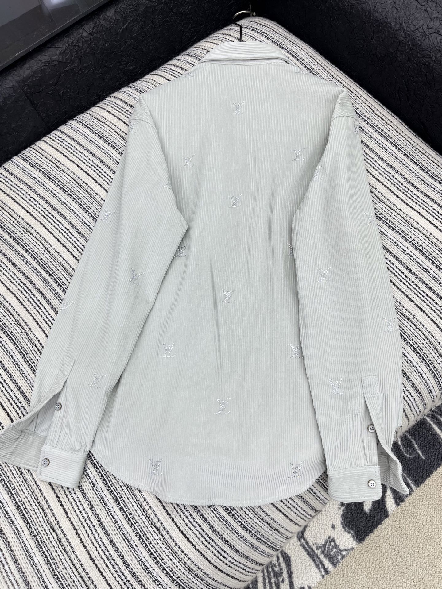 🛒𝐍𝐄𝐖 · 𝟐𝟎𝟐5/爆款现货【原版定制】 Lv*｜25新款烫钻灯芯绒长袖衬衫大女主气质款 时尚颜色高