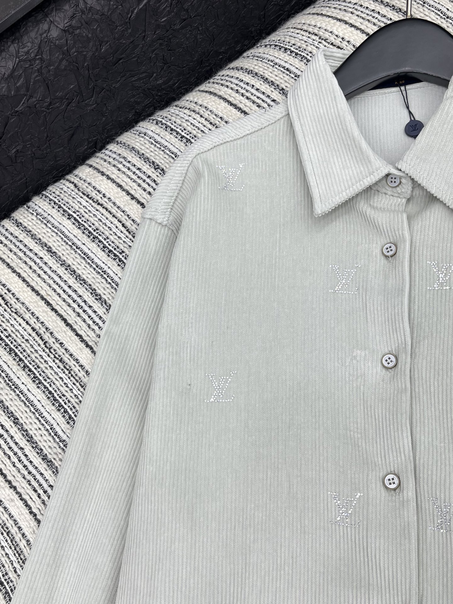 🛒𝐍𝐄𝐖 · 𝟐𝟎𝟐5/爆款现货【原版定制】 Lv*｜25新款烫钻灯芯绒长袖衬衫大女主气质款 时尚颜色高