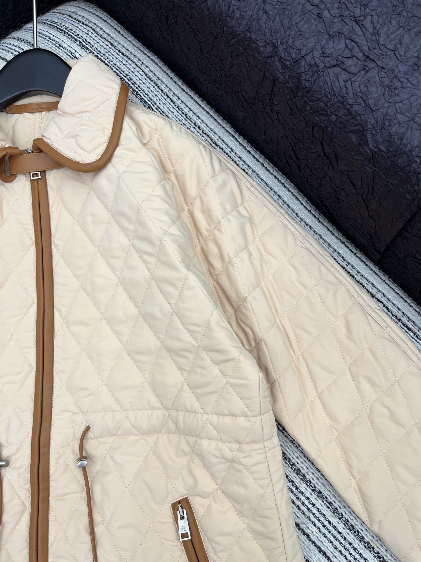 🛒𝐍𝐄𝐖 · 𝟐𝟎𝟐5/爆款现货【原版定制】拉夫劳伦｜25秋冬新品紫标系列拼皮棉服外套 定制拉链锁带，云