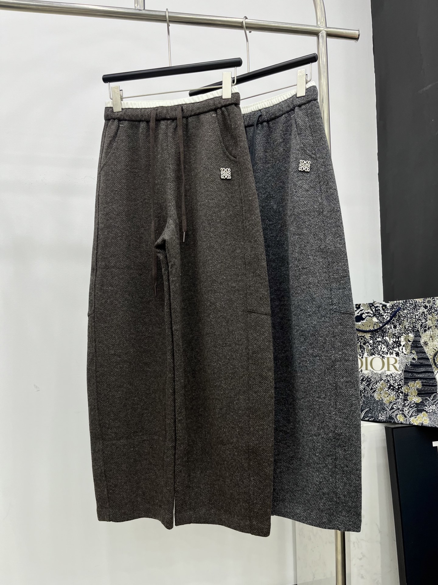 🛒𝐍𝐄𝐖 · 𝟐𝟎𝟐5/爆款现货原单品质 Loe*｜2025新品羊毛休闲裤定制进口材质 质感光泽 垂顺舒