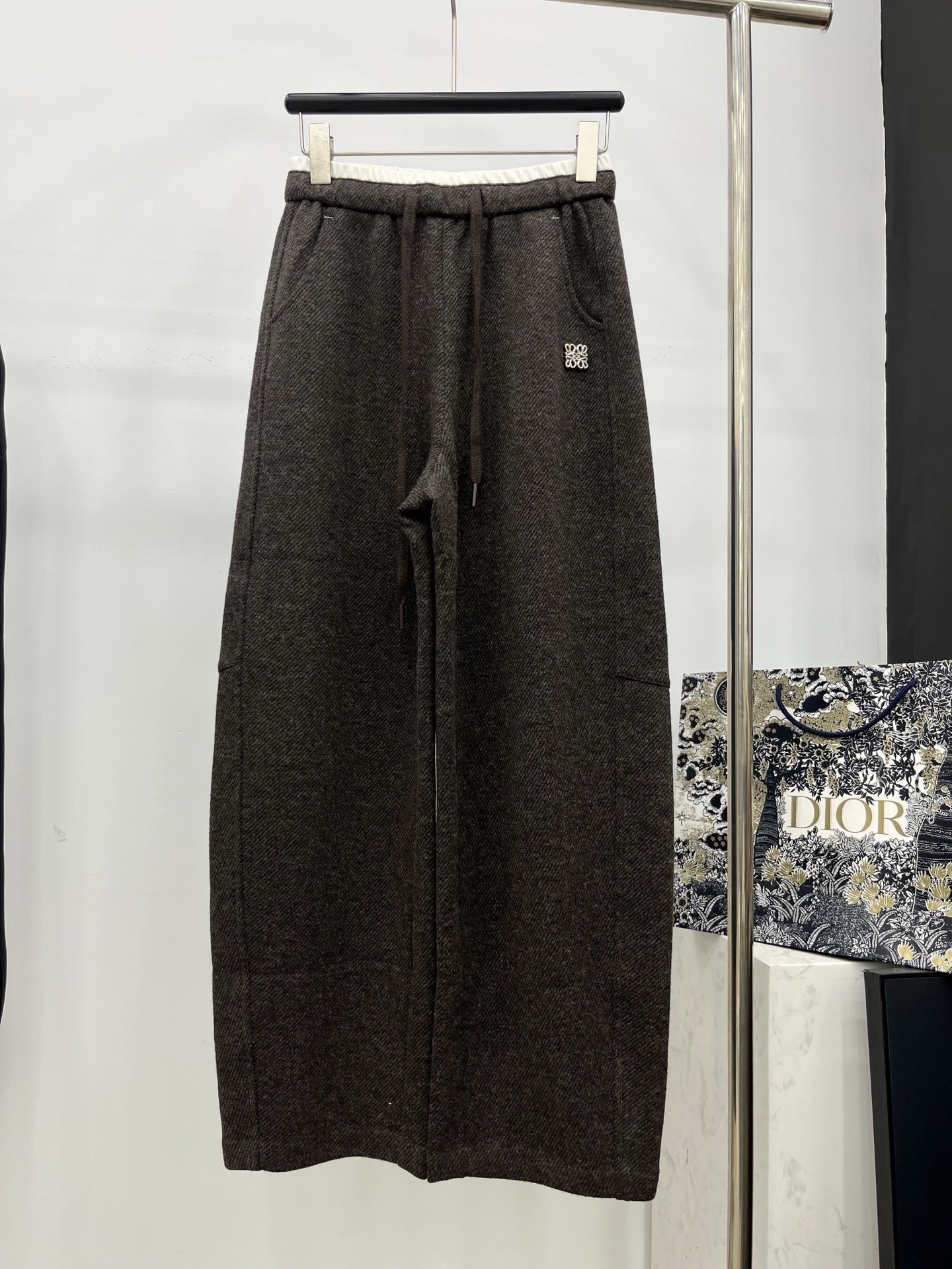 🛒𝐍𝐄𝐖 · 𝟐𝟎𝟐5/爆款现货原单品质 Loe*｜2025新品羊毛休闲裤定制进口材质 质感光泽 垂顺舒