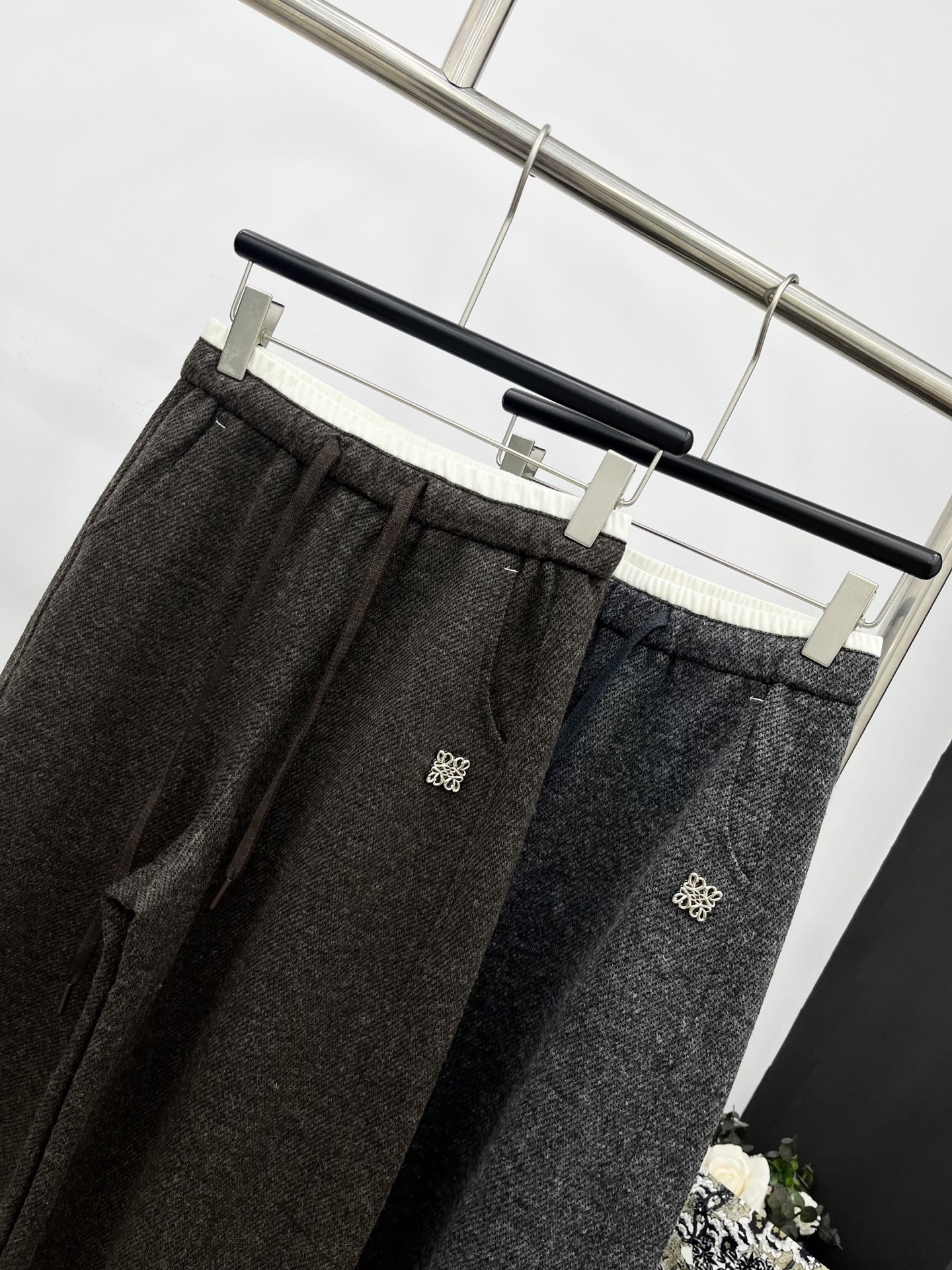 🛒𝐍𝐄𝐖 · 𝟐𝟎𝟐5/爆款现货原单品质 Loe*｜2025新品羊毛休闲裤定制进口材质 质感光泽 垂顺舒