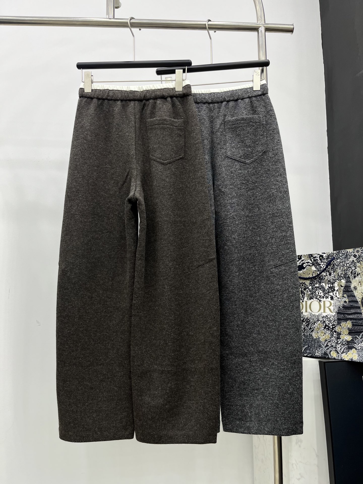 🛒𝐍𝐄𝐖 · 𝟐𝟎𝟐5/爆款现货原单品质 Loe*｜2025新品羊毛休闲裤定制进口材质 质感光泽 垂顺舒