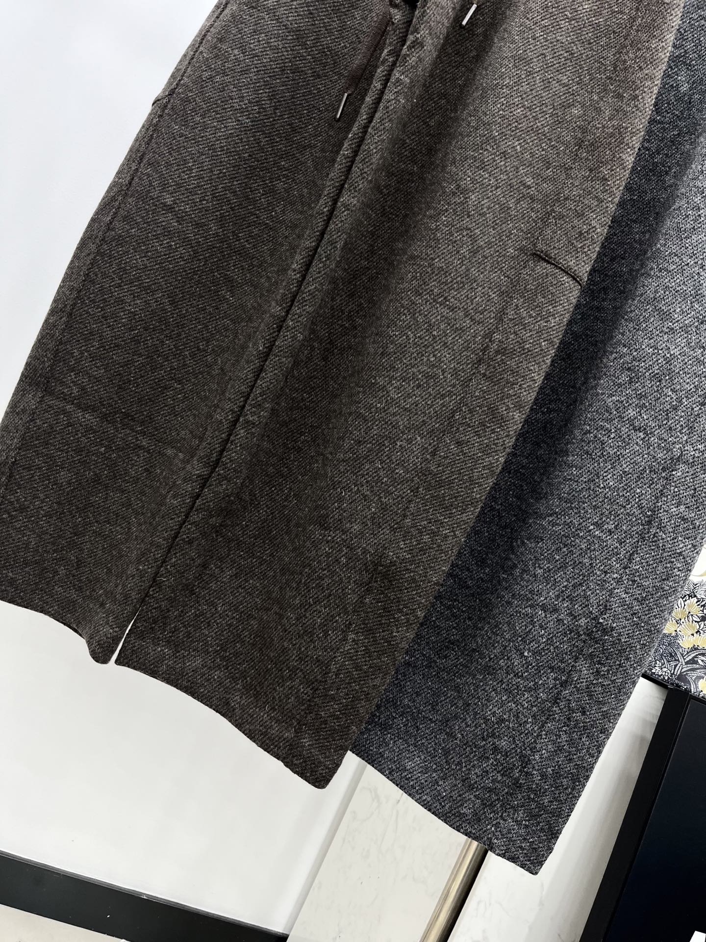 🛒𝐍𝐄𝐖 · 𝟐𝟎𝟐5/爆款现货原单品质 Loe*｜2025新品羊毛休闲裤定制进口材质 质感光泽 垂顺舒