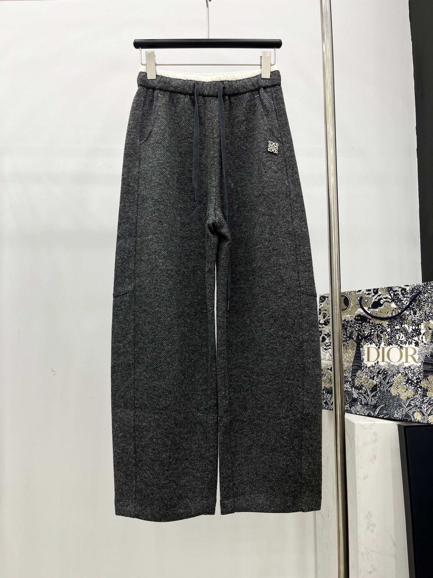 🛒𝐍𝐄𝐖 · 𝟐𝟎𝟐5/爆款现货原单品质 Loe*｜2025新品羊毛休闲裤定制进口材质 质感光泽 垂顺舒